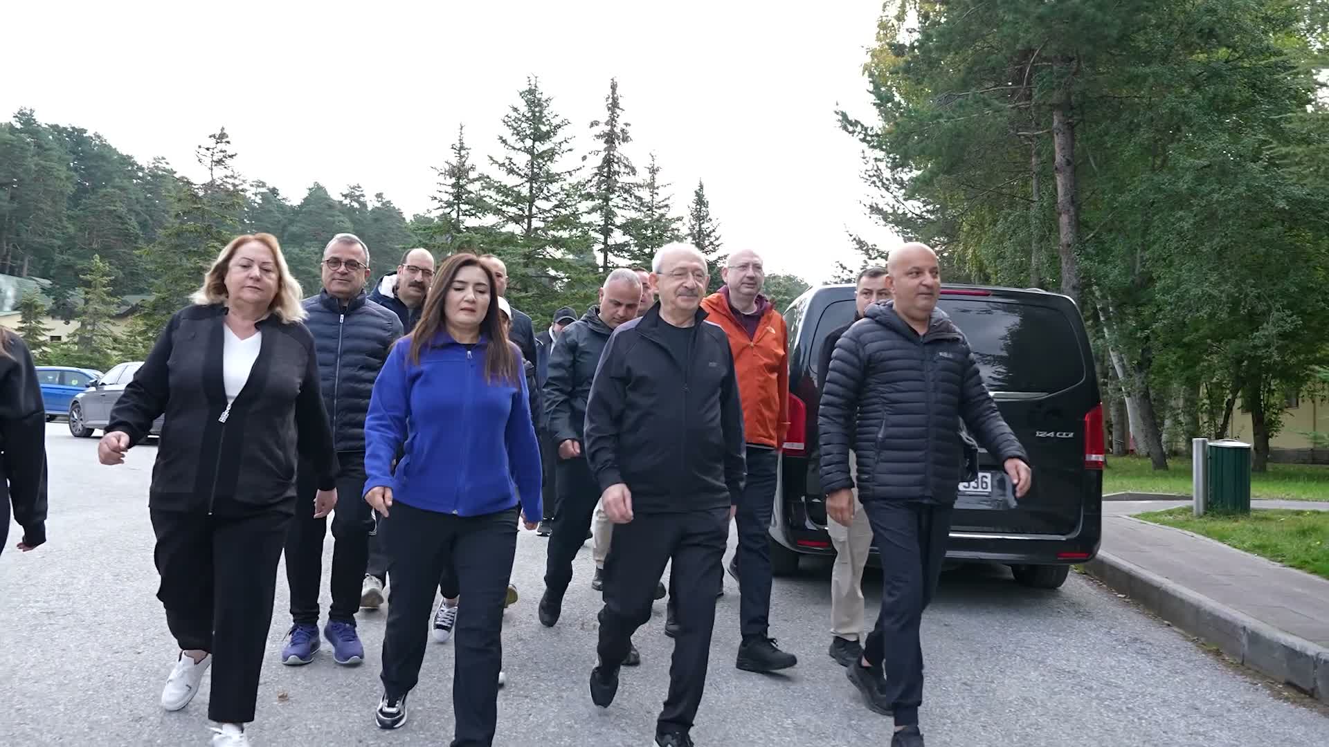 Kemal Kılıçdaroğlu, Abant’ta güne sabah yürüyüşüyle başladı