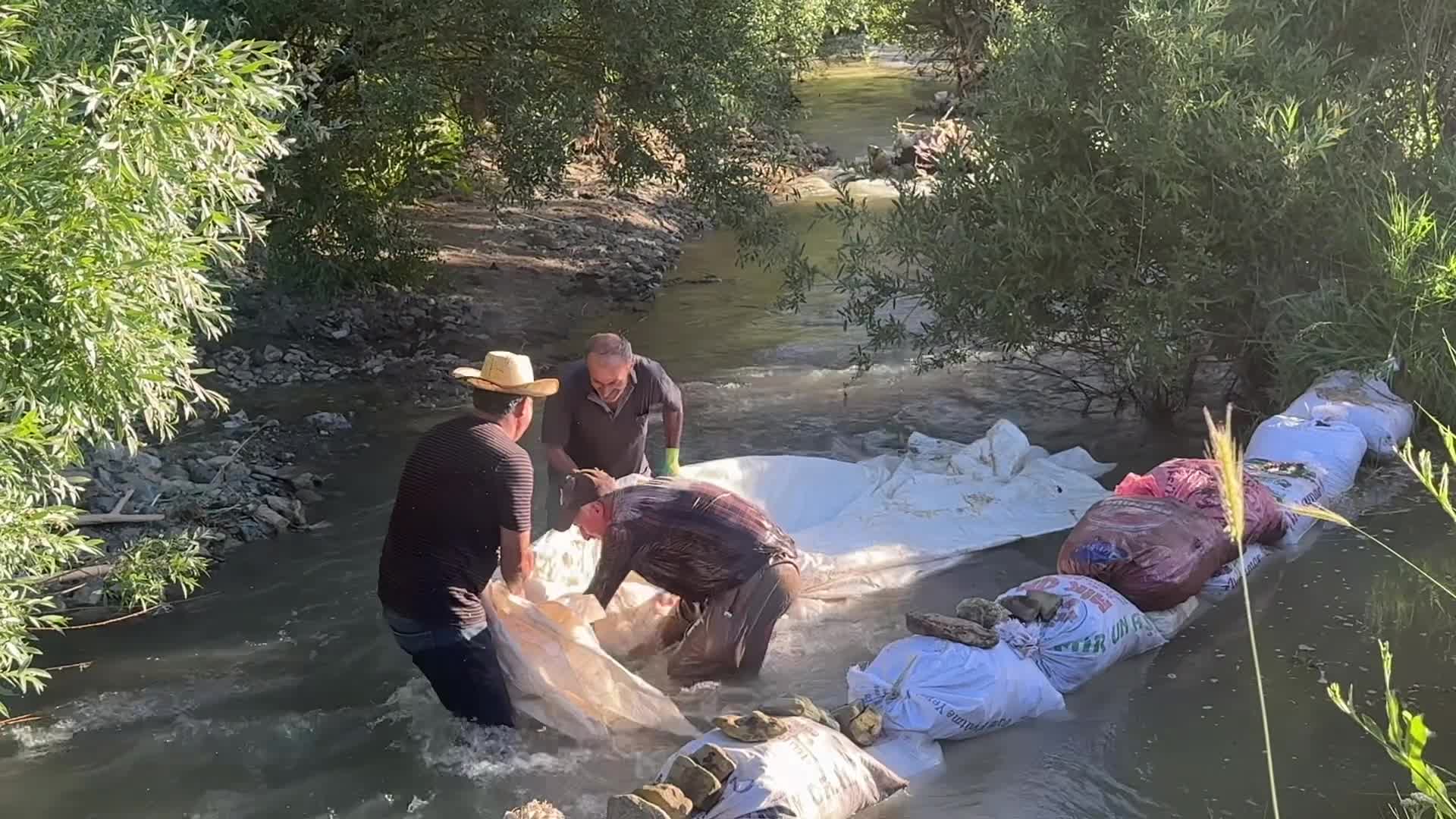 Hakkari’de kanal talepleri karşılanmayan köylüler derenin yönünü değiştirerek toprağını suluyor