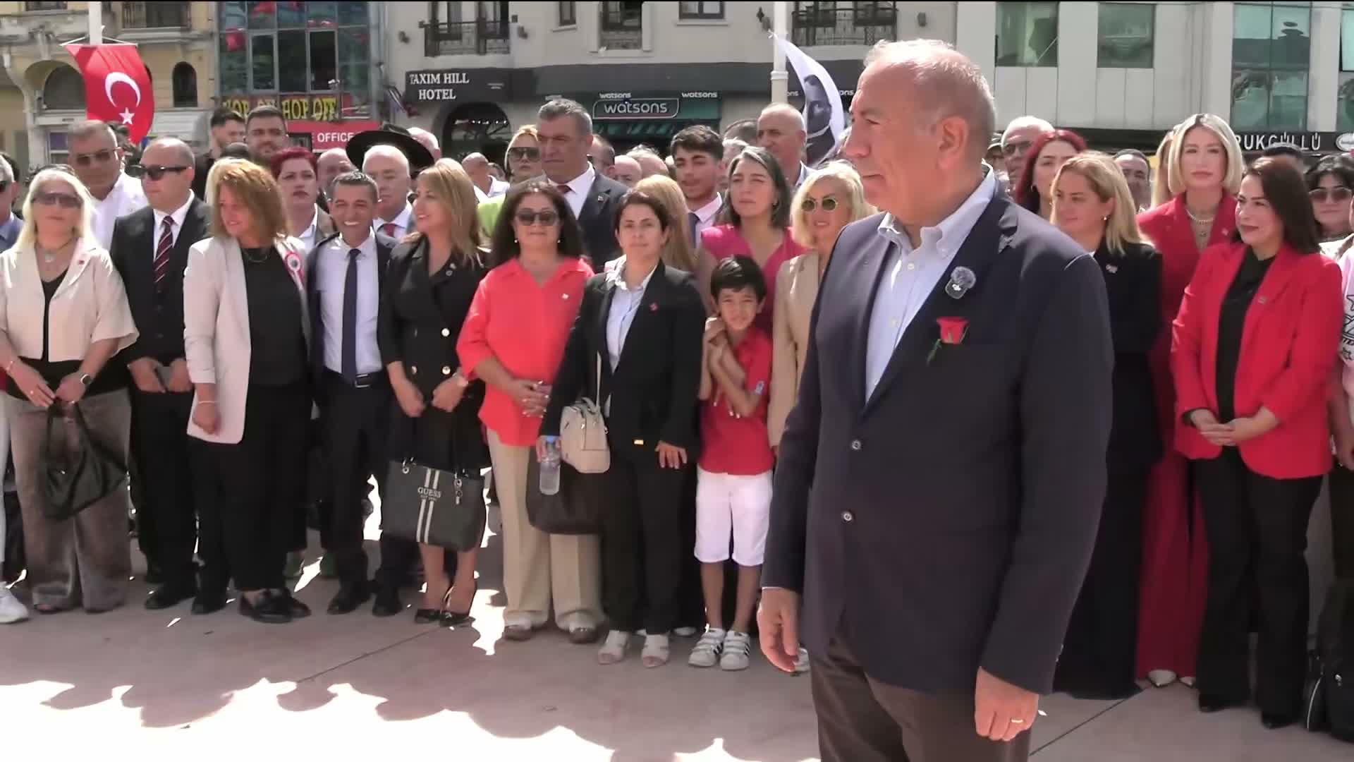30 Ağustos Zafer Bayramı... CHP İl Başkanı Gürsel Tekin, Cumhuriyet Anıtına çelenk bıraktı