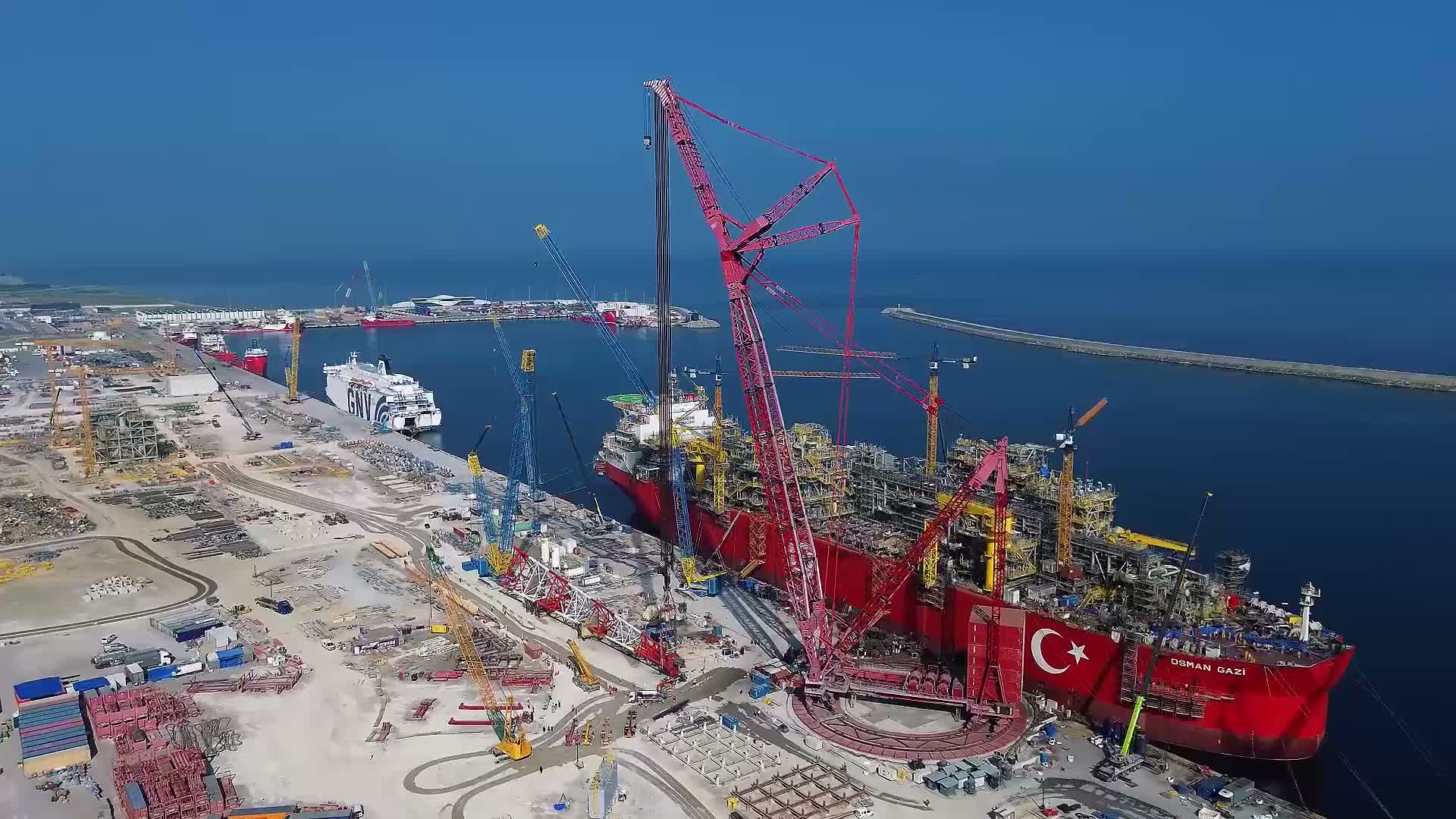Osman Gazi Yüzer Üretim Platformu'na 260 tonluk alev kulesi montajı yapıldı