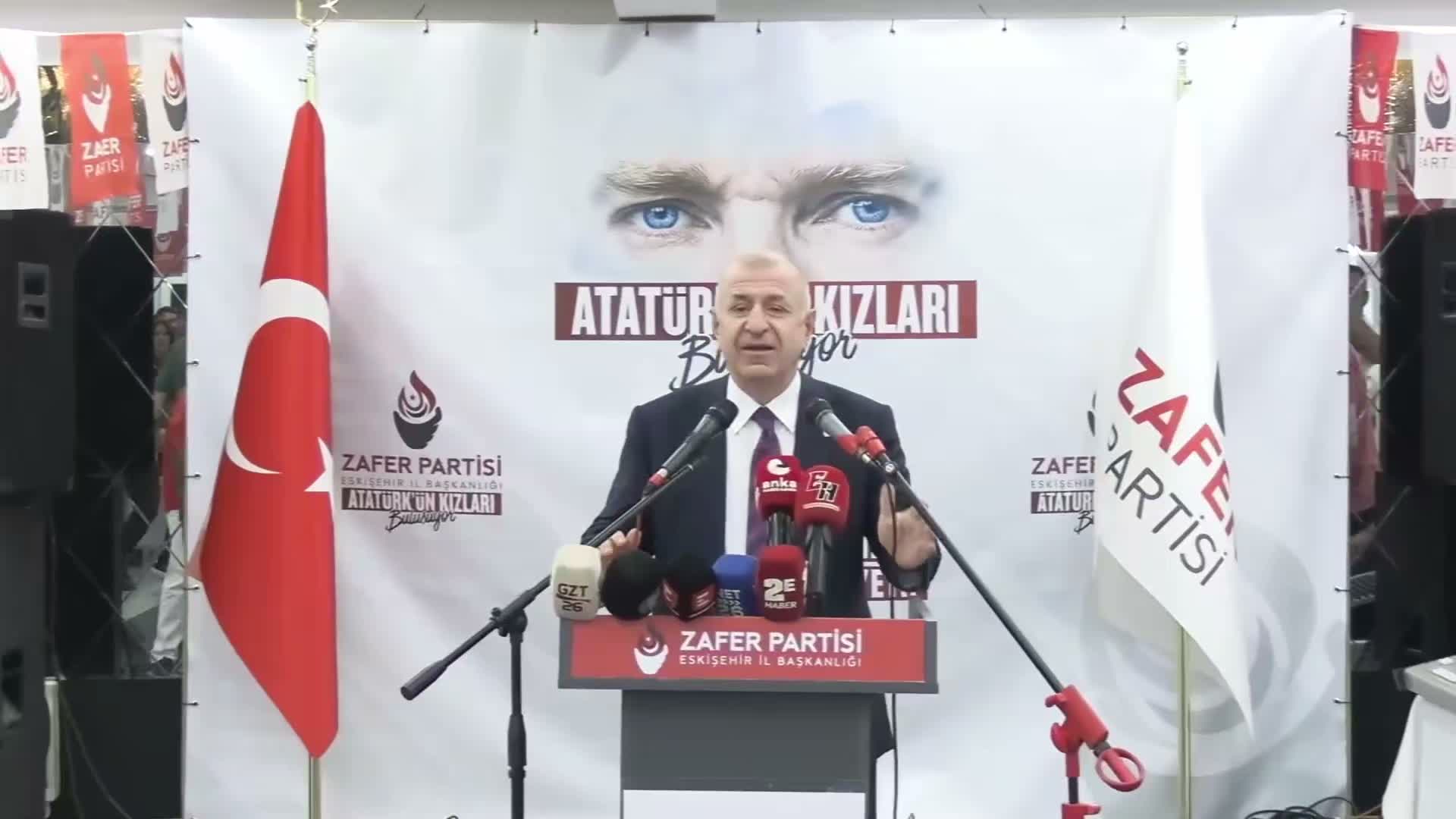Ümit Özdağ: "Bu ülkenin öğrencilerine asgari ücret seviyesinde burs verebilecek şekilde yönetilmeye ihtiyacı var"