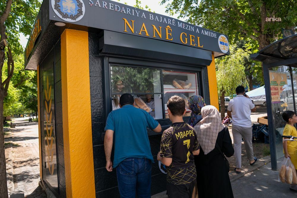 Diyarbakır’da Halk Ekmek Fabrikası üretime geçti, ilk ekmekler yurttaşlara ücretsiz dağıtıldı