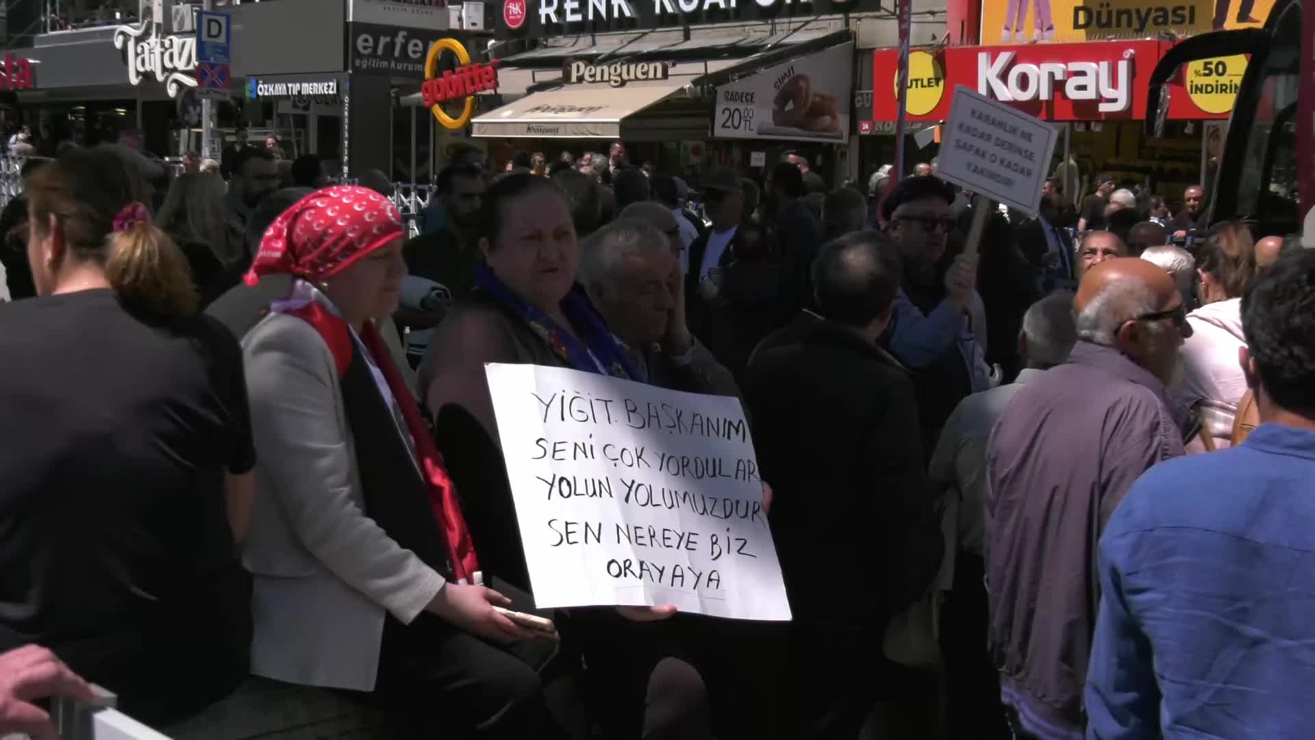 Özgür Özel'in bayramlaşması öncesi partililer Güvenpark ve çevresini doldurdu