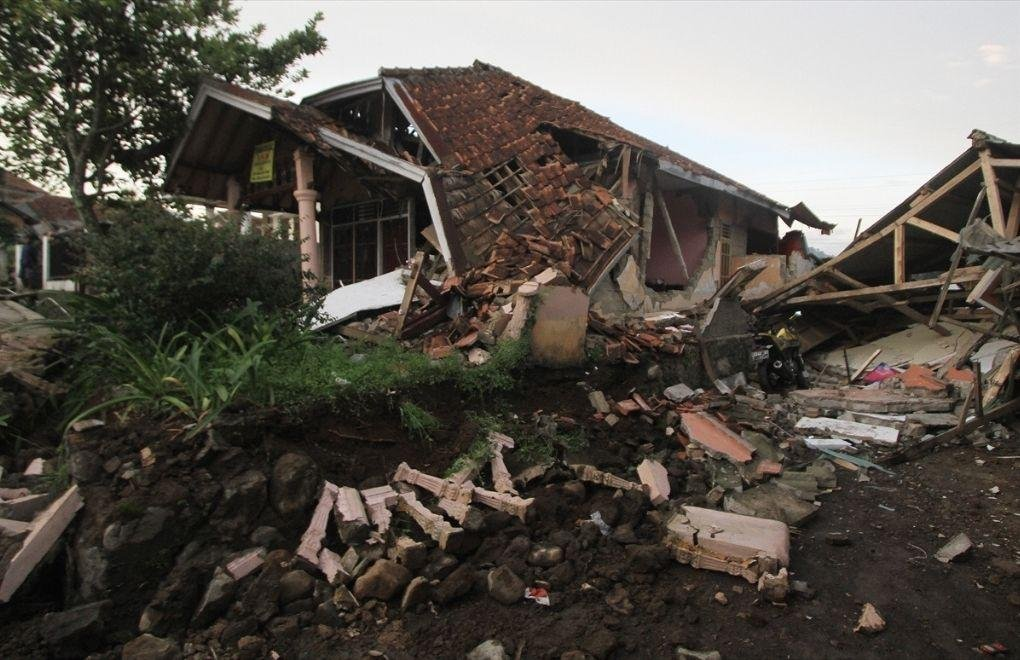 Endonezya'daki 7,7 büyüklüğündeki depremde can kaybı 38'e yükseldi