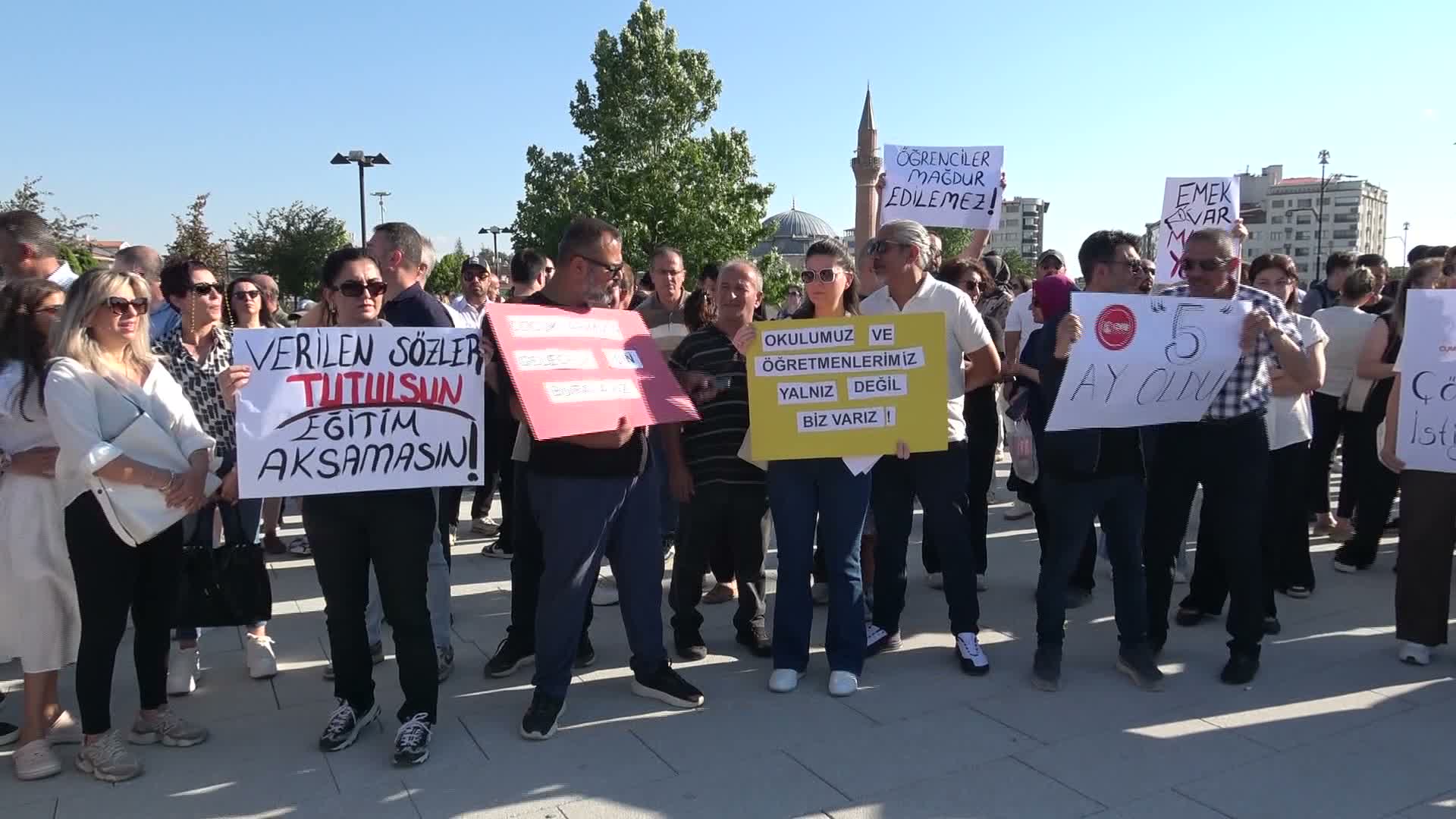 Cumhuriyet Üniversitesi Vakfı Okulları öğretmenlerinden "maaş" eylemi