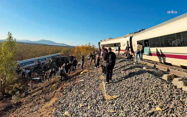 İspanya'da iki yüksek hızlı tren çarpıştı