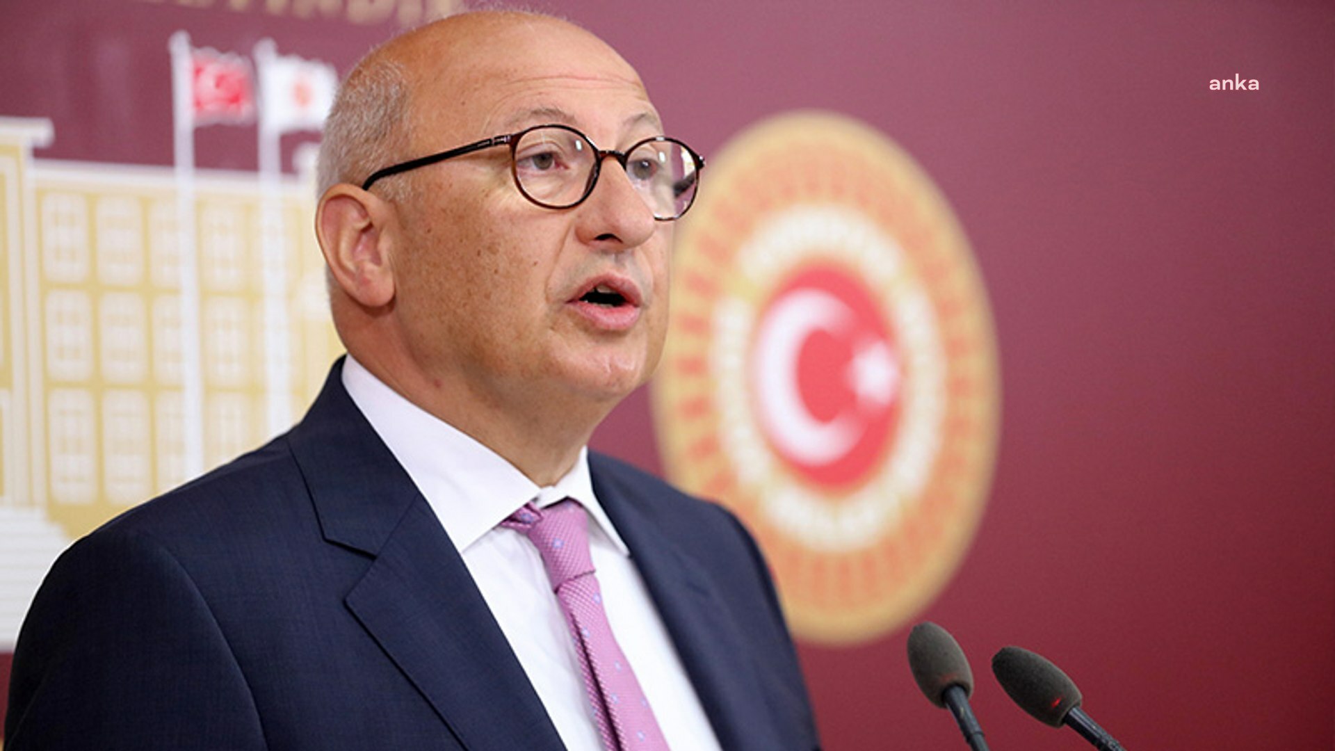 Utku Çakırözer: "Halkın haber alma hakkı basın kartının rengine göre sınıflandırılamaz"