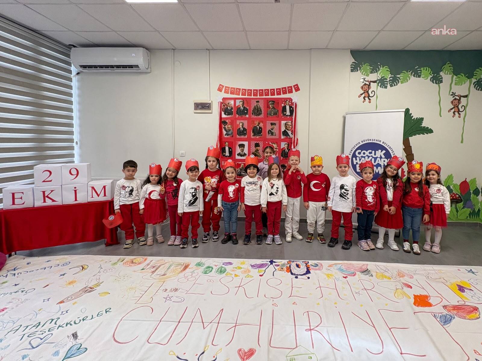 Eskişehir’de çocuklar Cumhuriyet coşkusunu 26 metrelik tuvale yansıttı