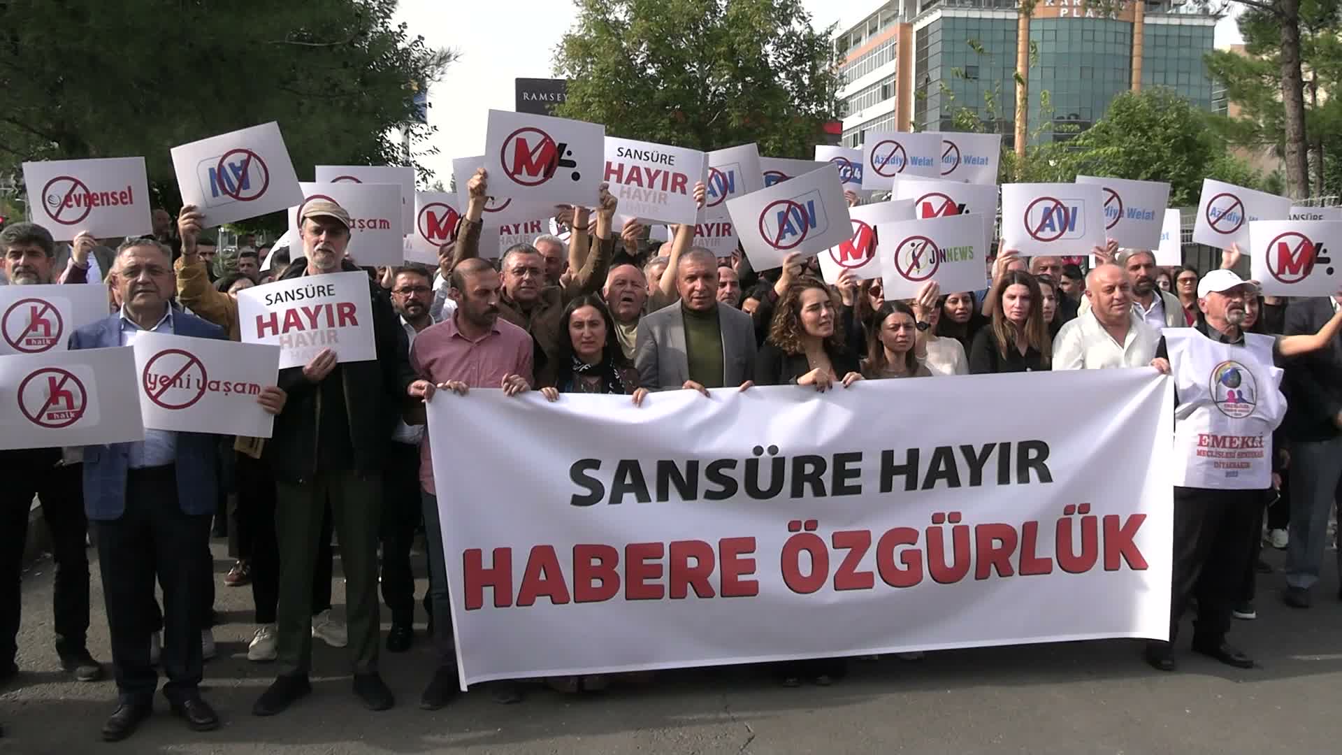 Gazeteciler Diyarbakır’da “Sansüre hayır, habere özgürlük” sloganıyla yürüdü