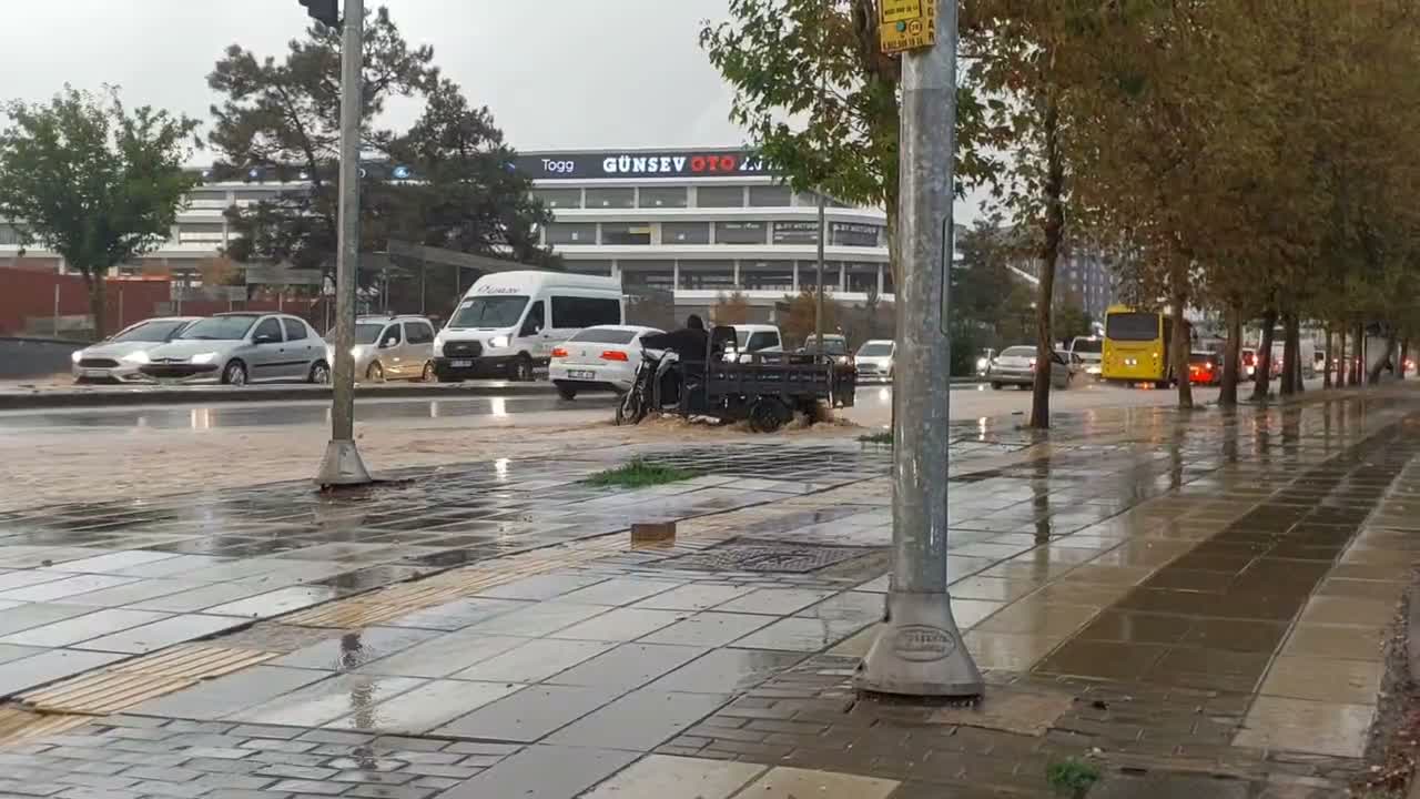 Gaziantep’te sağanak nedeniyle cadde ve sokakları su bastı