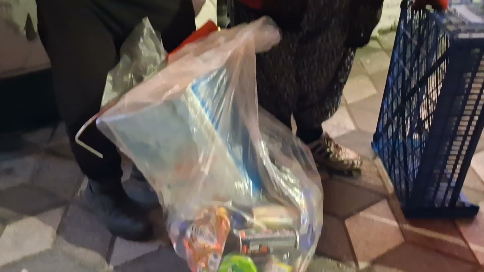 52 yıllık eşine bakıyor, geçinmek için geceleri teneke topluyor