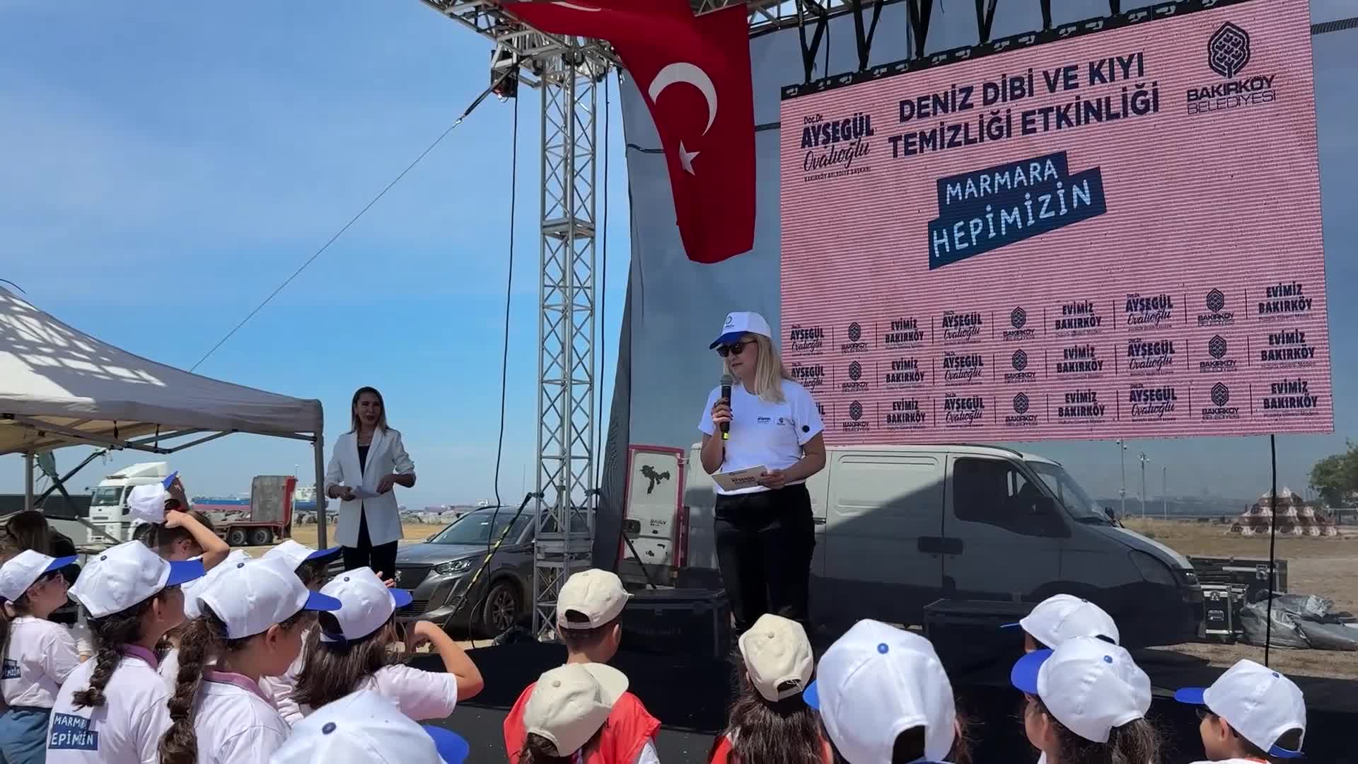 Bakırköy Belediyesi’nden “Marmara Hepimizin” mesajı... Yeşilköy Çiroz Sahili'nde atık topladılar