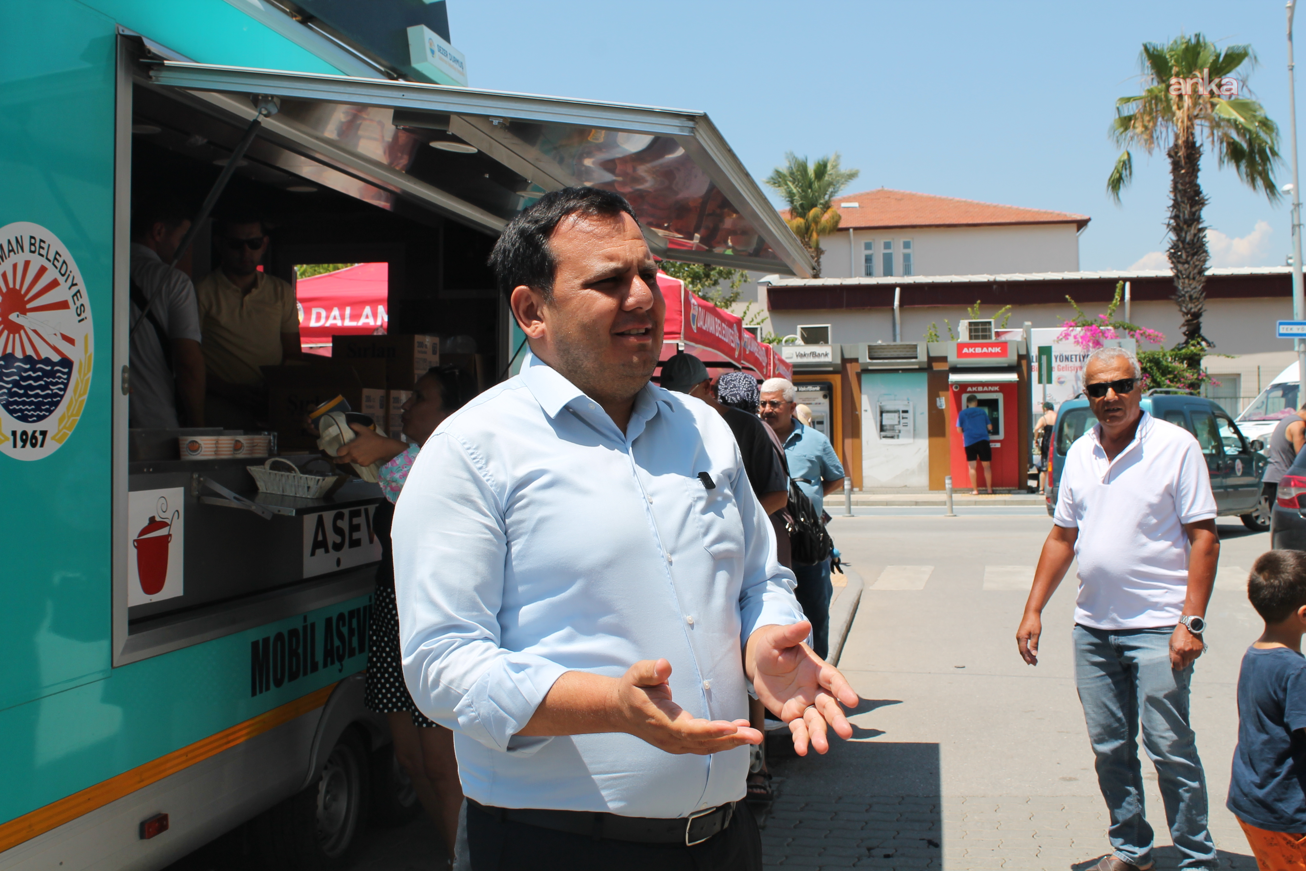 Dalaman Belediye Başkanı Sezer Durmuş vatandaşlara aşure dağıttı