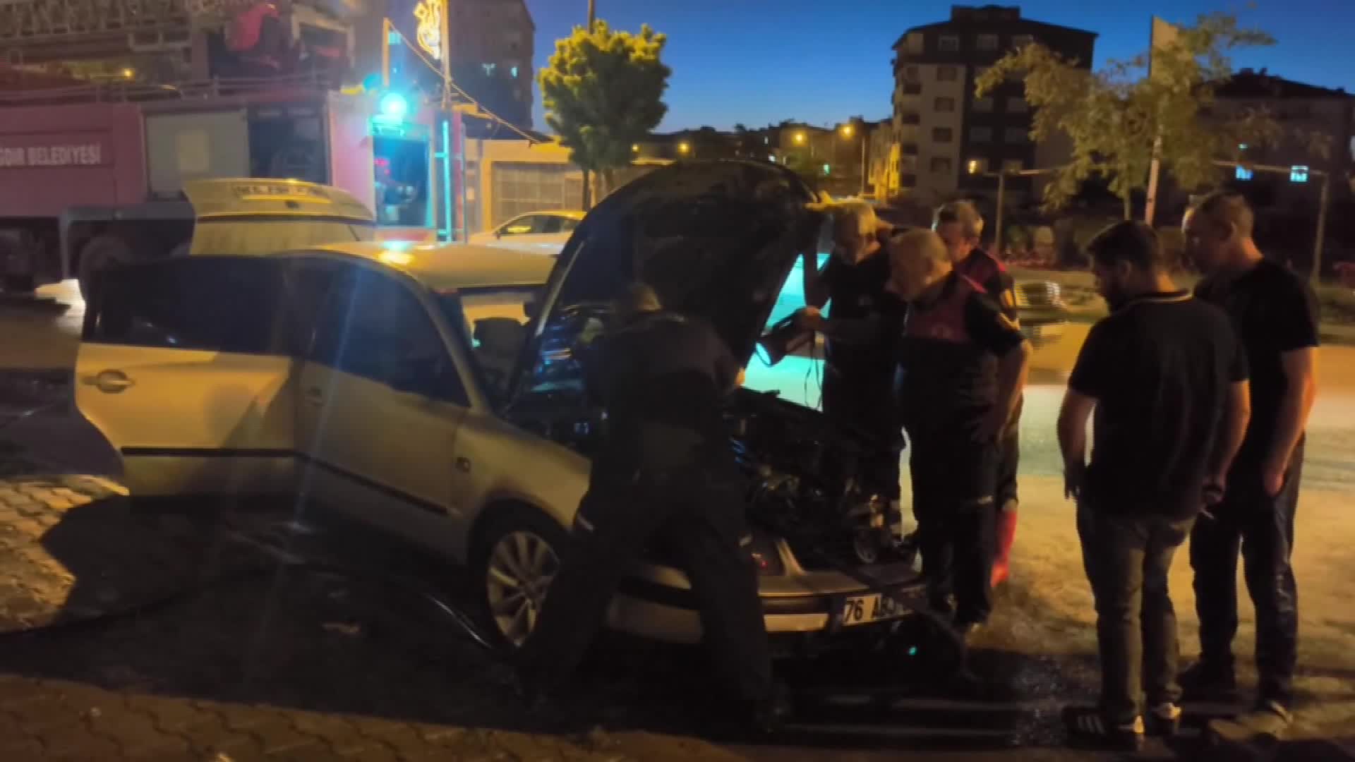Iğdır'da park halindeki otomobilin aküsü patladı: Yangın büyümeden söndürüldü