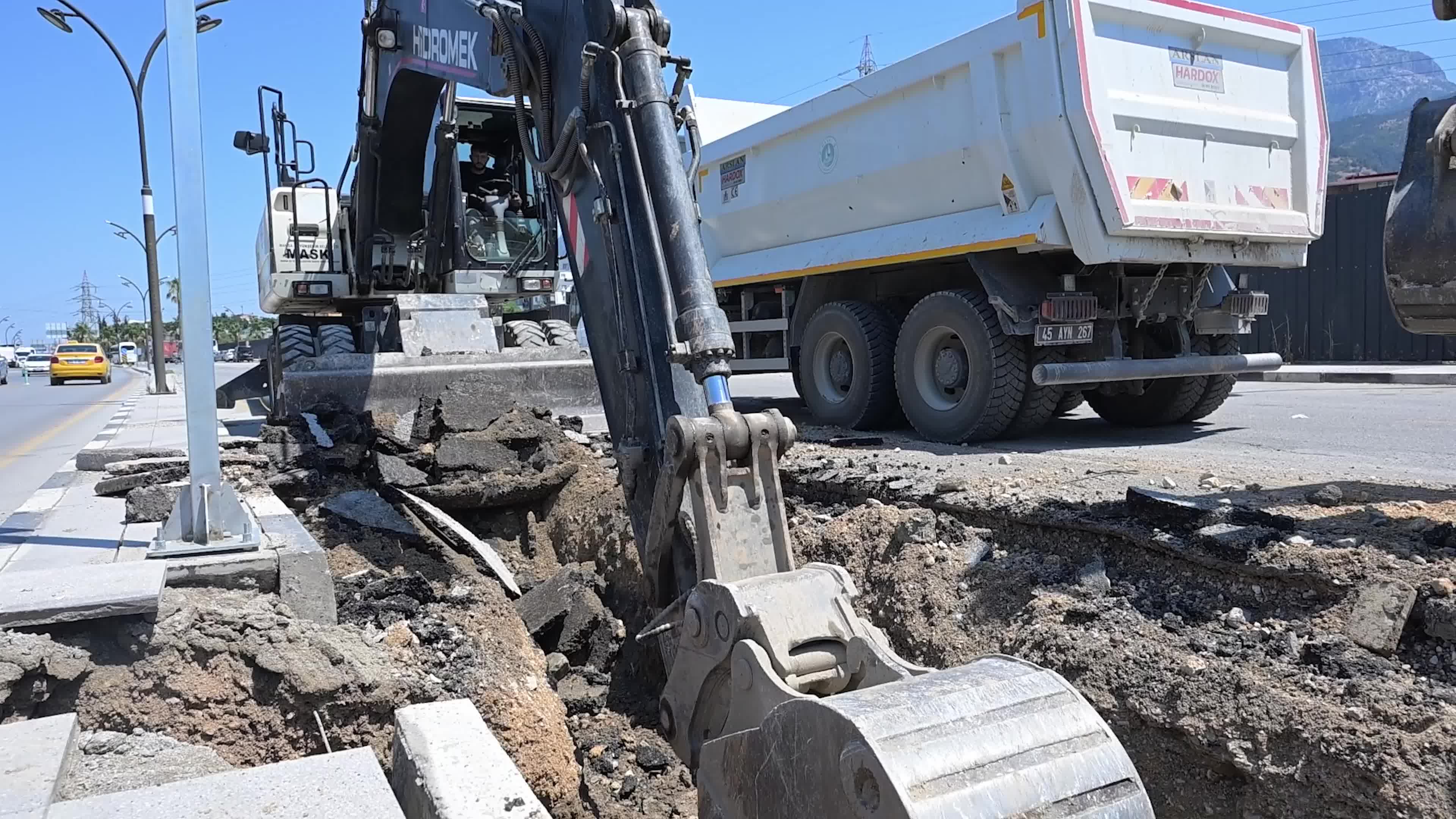 Manisa Büyükşehir Belediyesi ve MASKİ'DEN Cider Yolu’nda yağmur suyu hattı çalışması