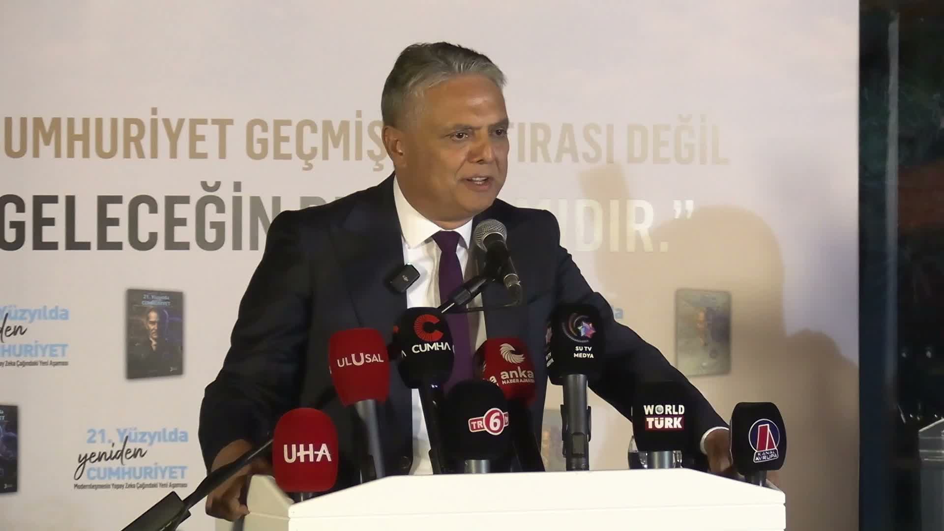 Muratpaşa Belediye Başkanı Uysal’dan “21. Yüzyılda Yeniden Cumhuriyet” kitabı tanıtımı