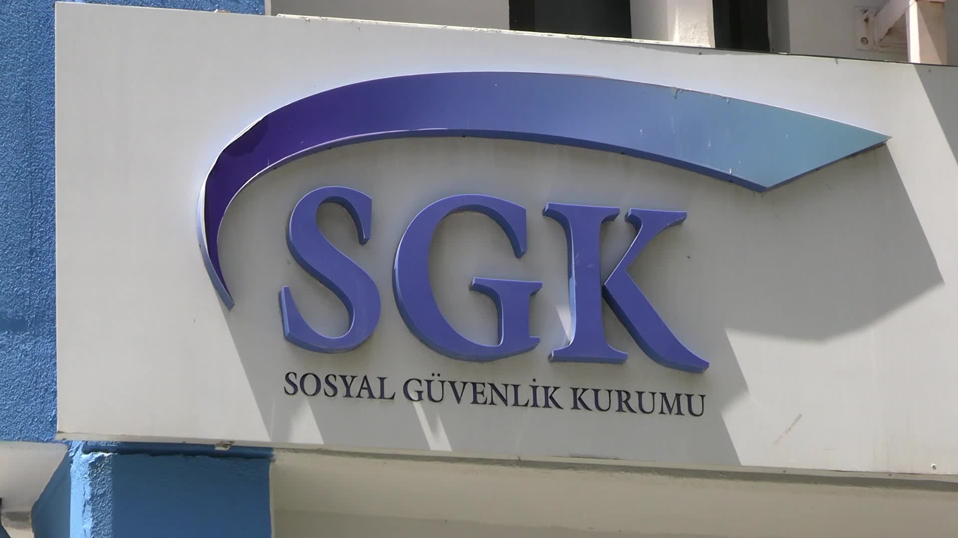 izmir'de emeklilerden 'geçim' tepkisi: “Kiloyla et alırdık şimdi şarküterinin önünden izliyoruz”