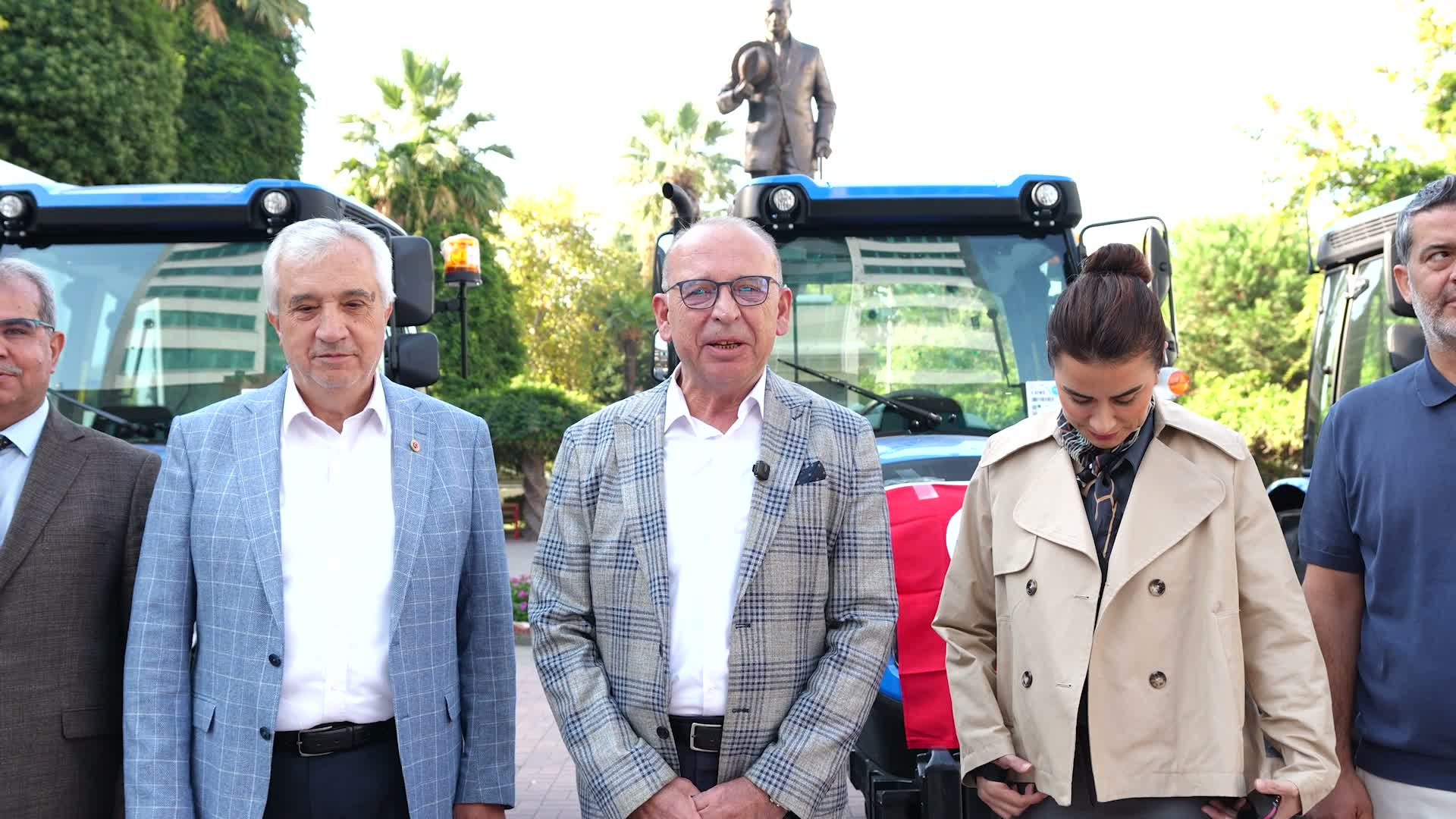 Turgutlu Belediyesi, araç filosunu bir otobüs ve üç traktörle güçlendirdi