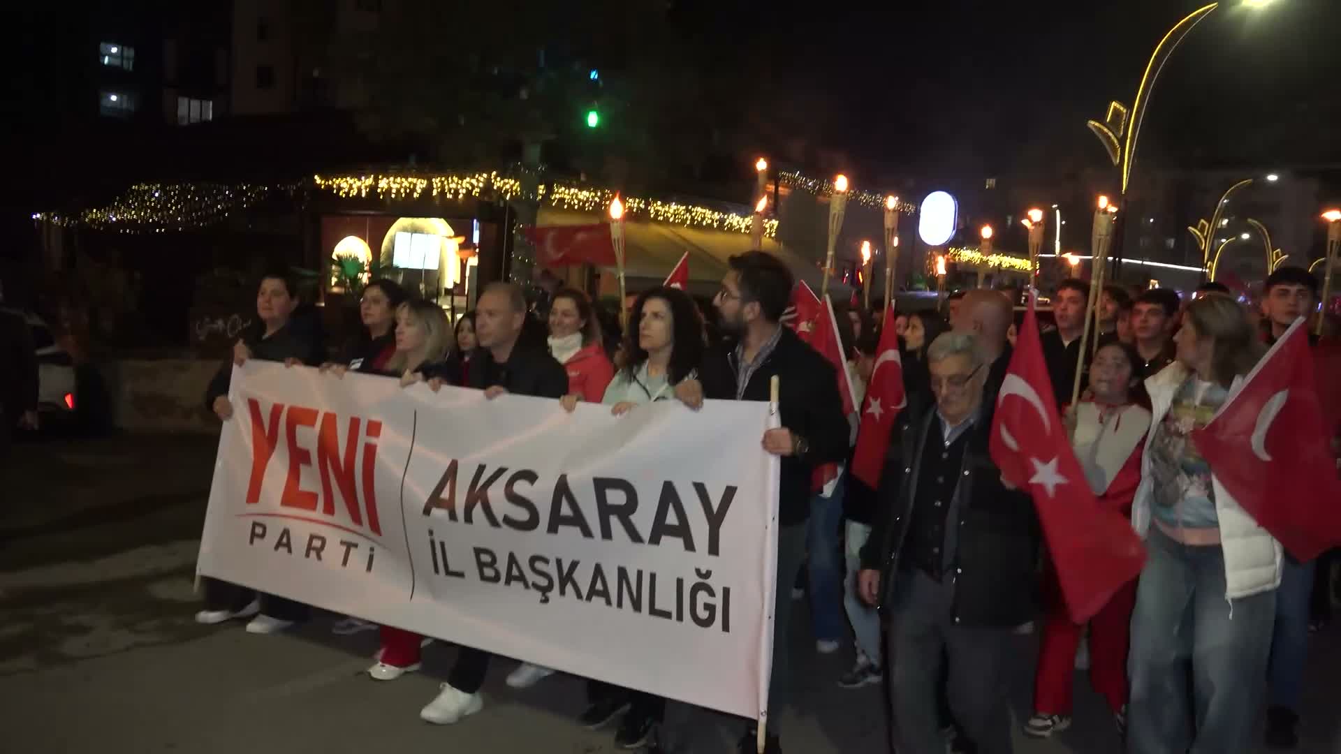Aksaray'da fener alayında gençler Cumhuriyet için yürüdü