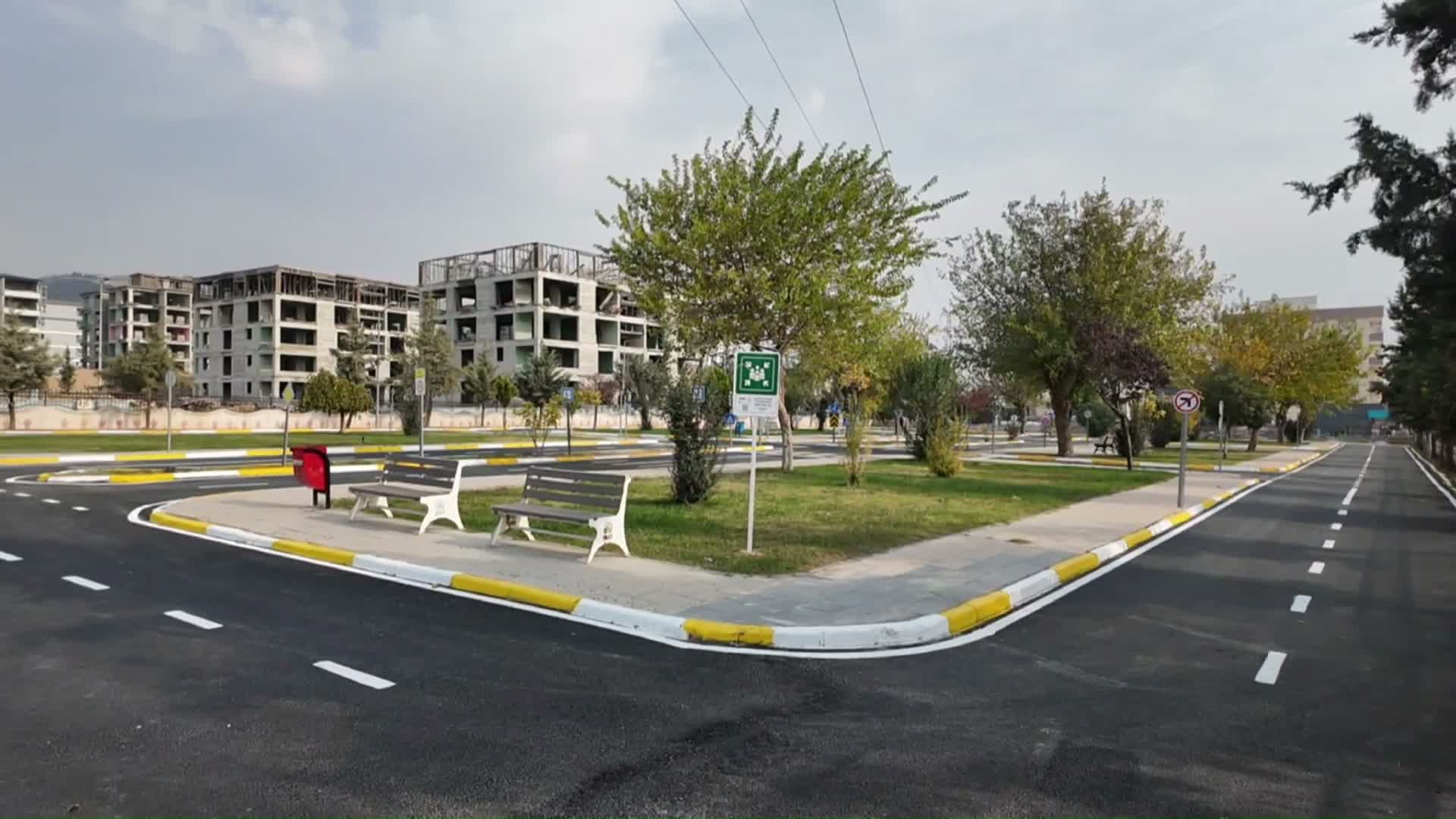Adıyaman Belediyesi'nden Trafik Parkı'nda kapsamlı yeşil alan bakımı