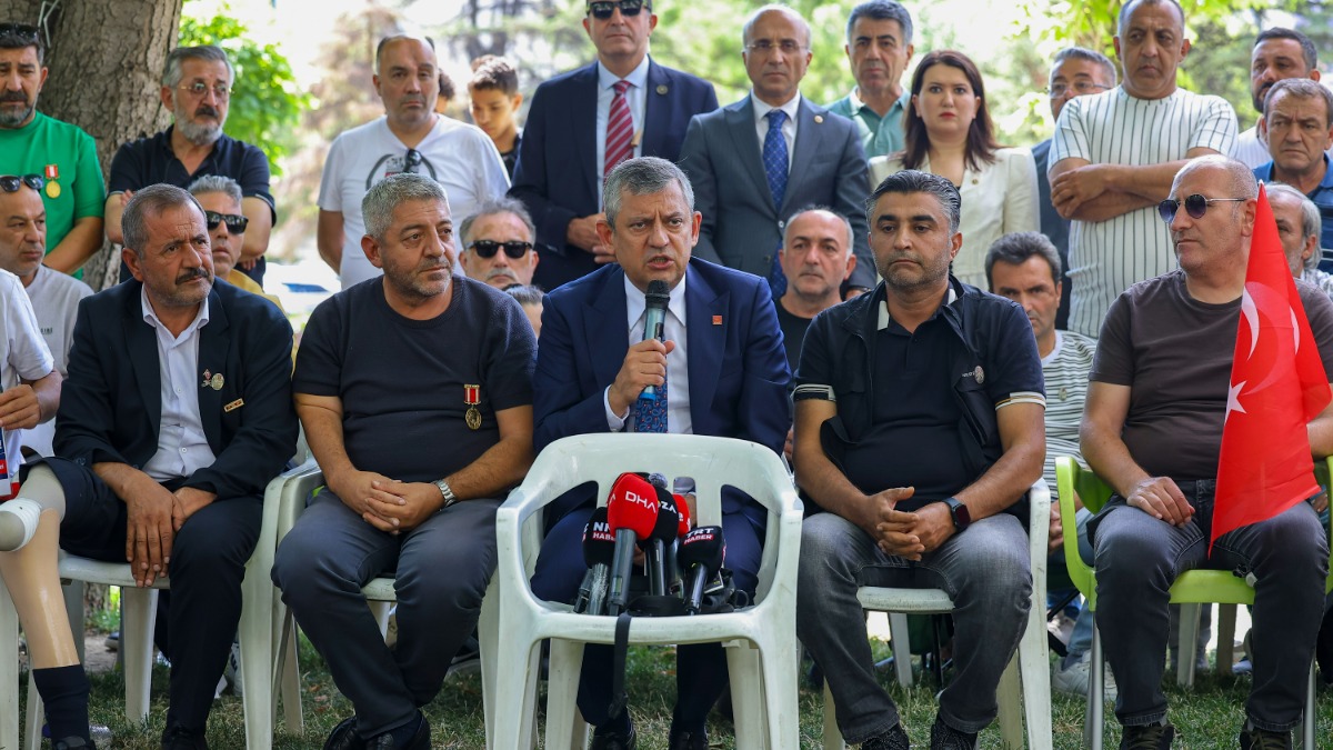 Özgür Özel’den oturma eylemindeki şehit aileleri ve gazilere destek
