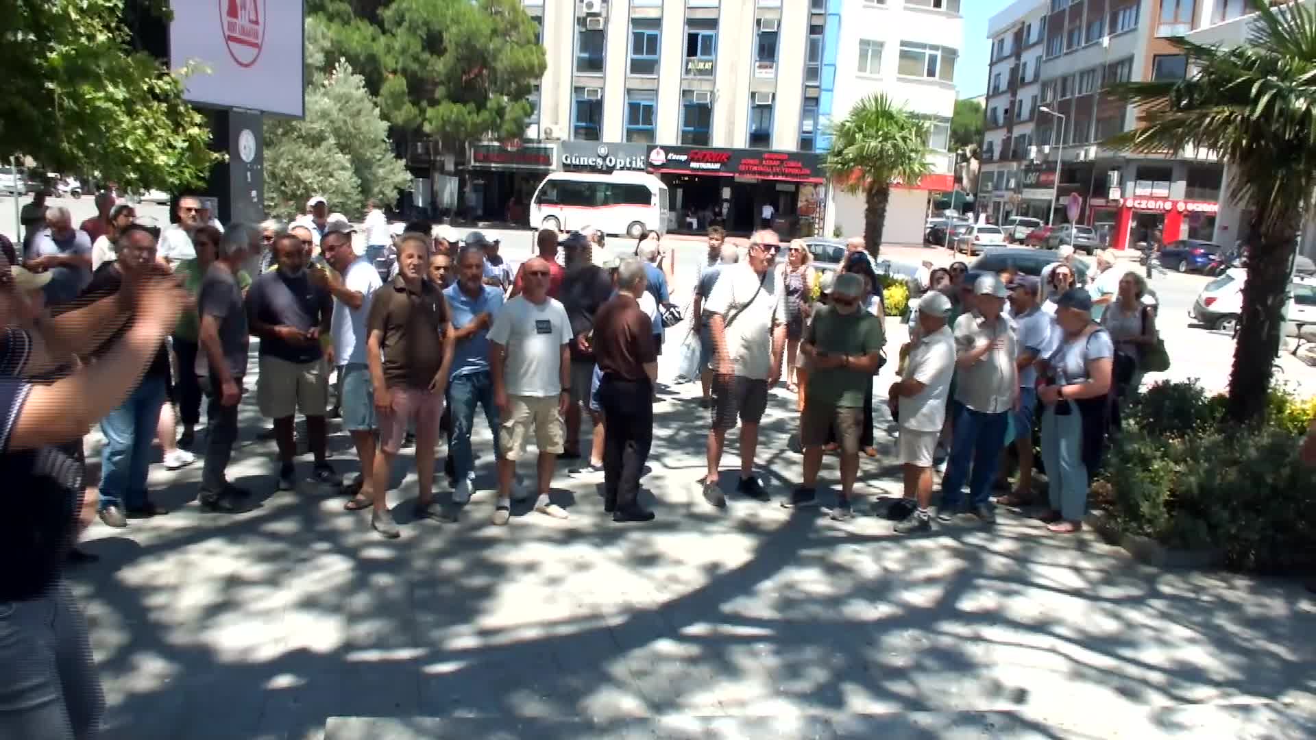 Burhaniye'de eğitimcilerden açlık grevindeki Özel Sektör Öğretmenleri Sendikası üyelerine destek