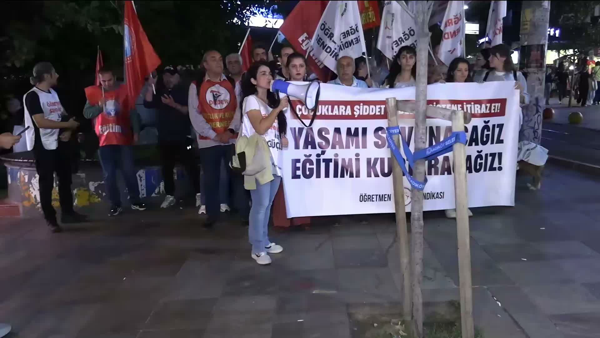 Okullardaki saldırılar Kadıköy'de protesto edildi... "Sorumluluk ailelerin, okulların ve öğretmenlerin üzerine atılarak sorun çözülemez"