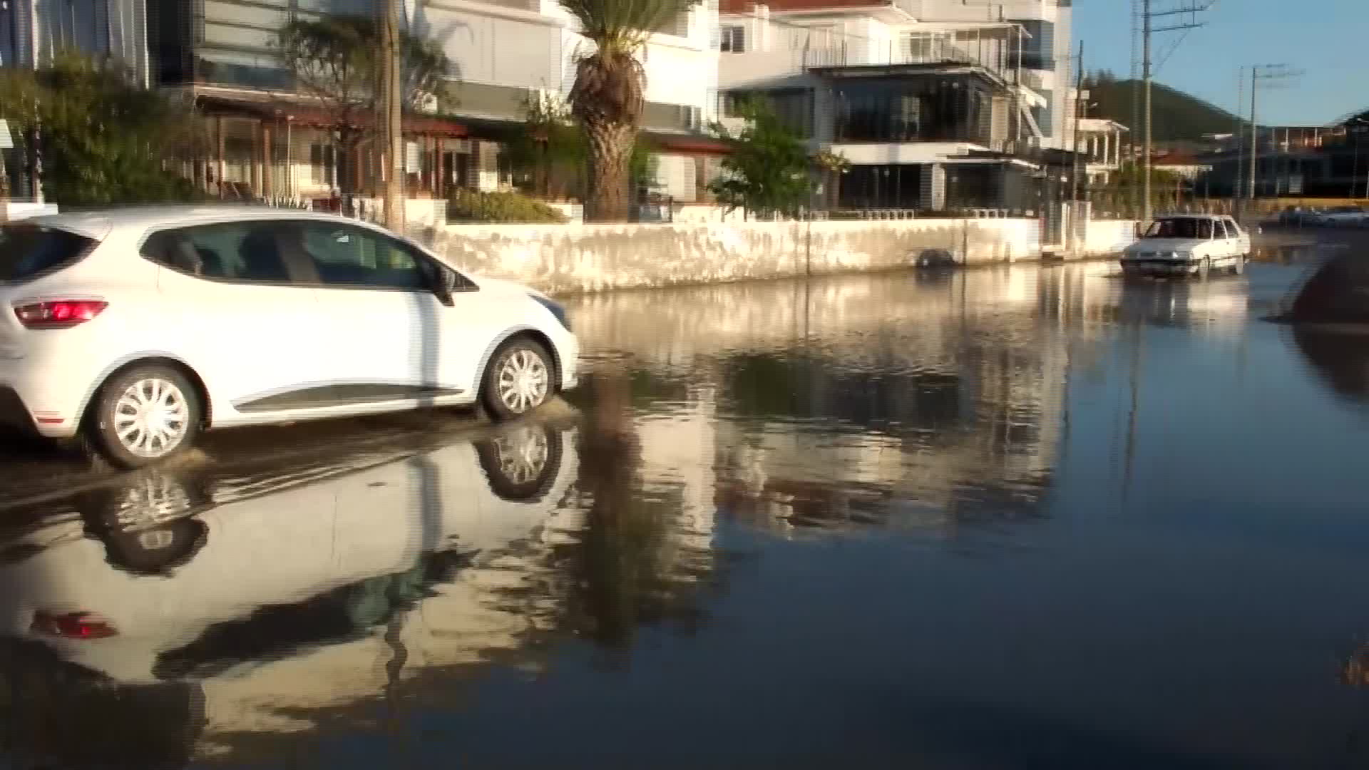 Burhaniye'de kuvvetli lodos sebebiyle deniz taştı, yollar göle döndü