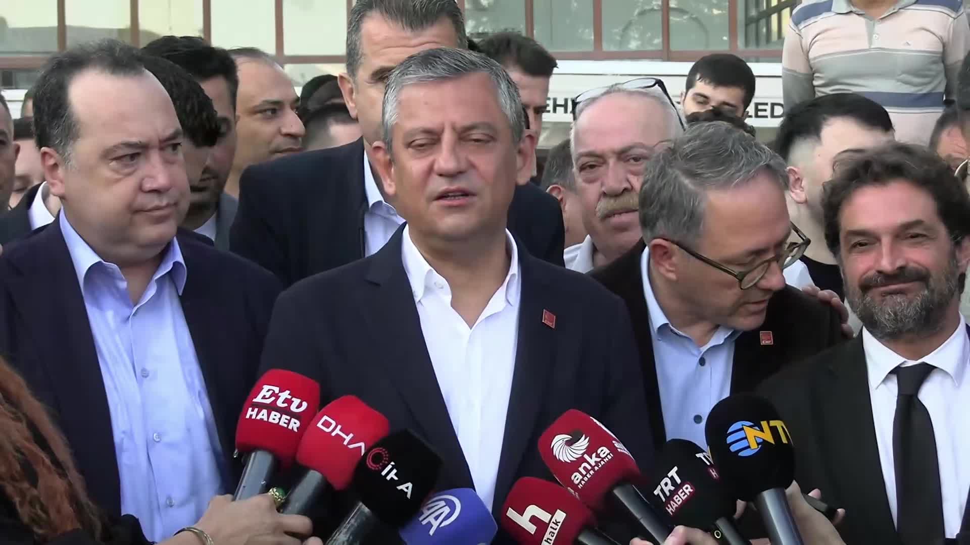 Özgür Özel’den "yeni parti" iddialarına yanıt: Kimse partisinden istifa etmesin, yeni parti kurulmayacak. Atatürk’ün partisine sahip çıkacağız