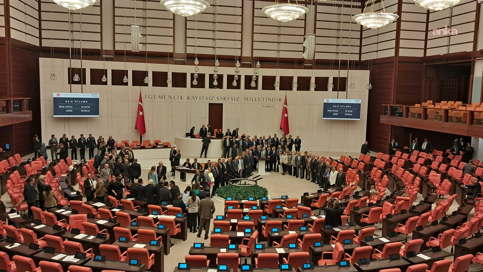 TBMM'de şehit aileleri ve gazilerin haklarına ilişkin kanun teklifi yasalaştı: "Şehitler, şehit aileleri ve gazilerimiz hepimizin başının tacıdır"