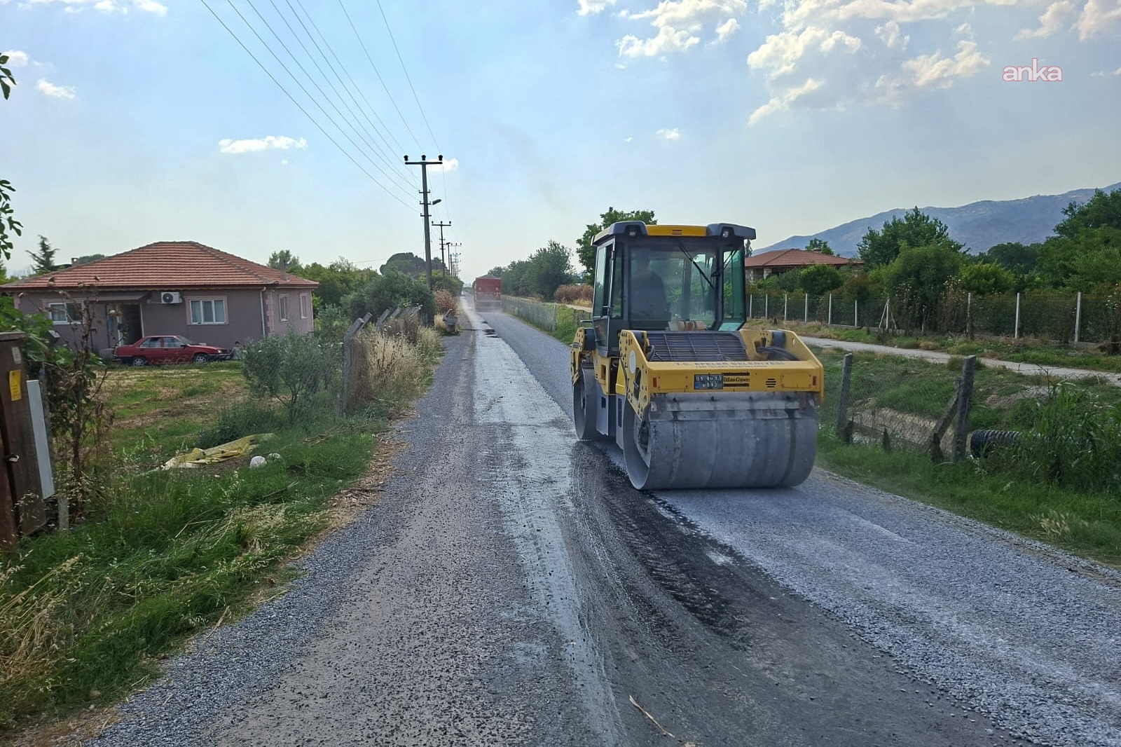 Efeler’de Umurlu ile Serçeköy arasındaki yol yenileniyor