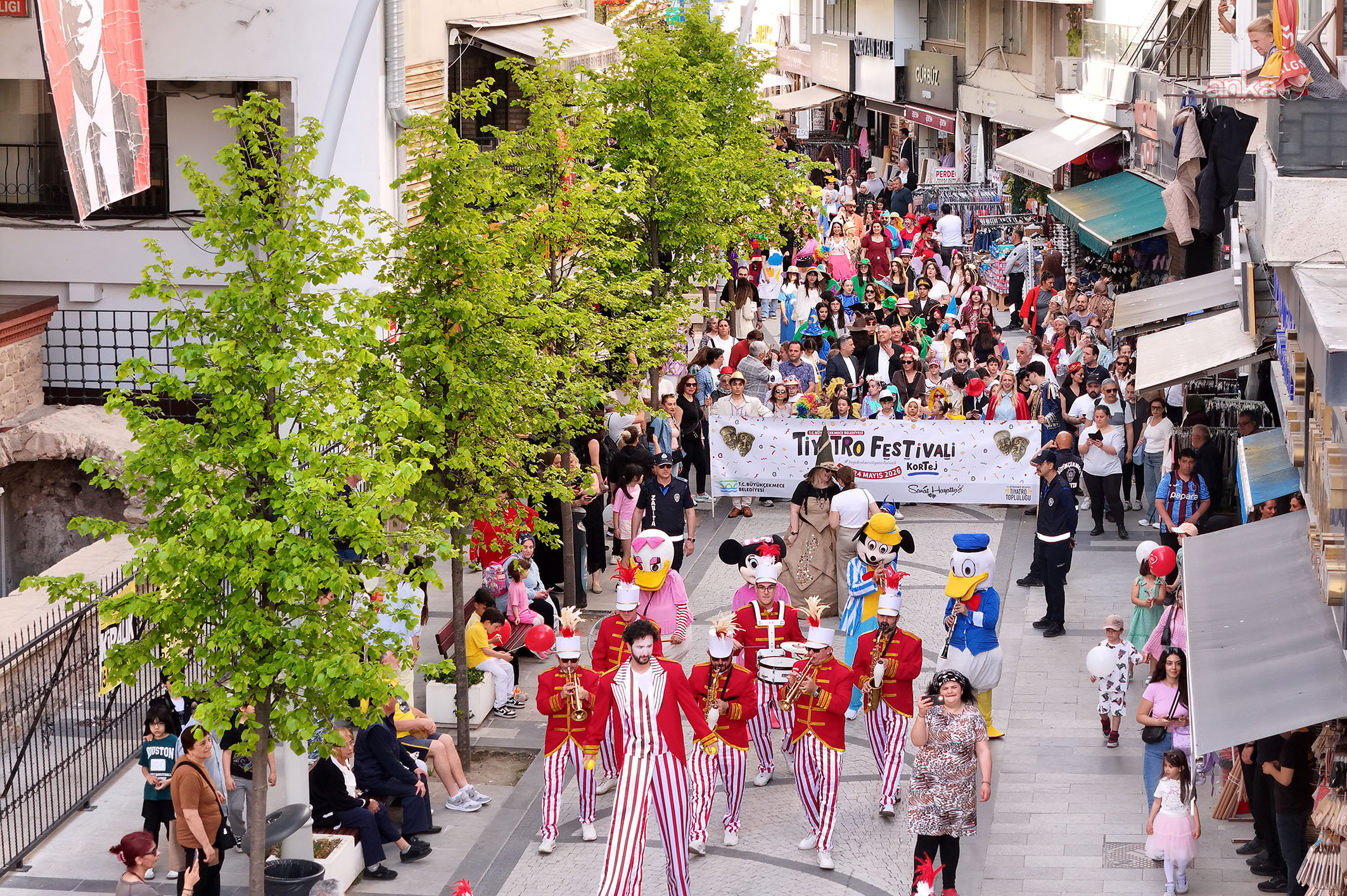 Büyükçekmece’de Tiyatro Festivali kortej yürüyüşüyle başladı
