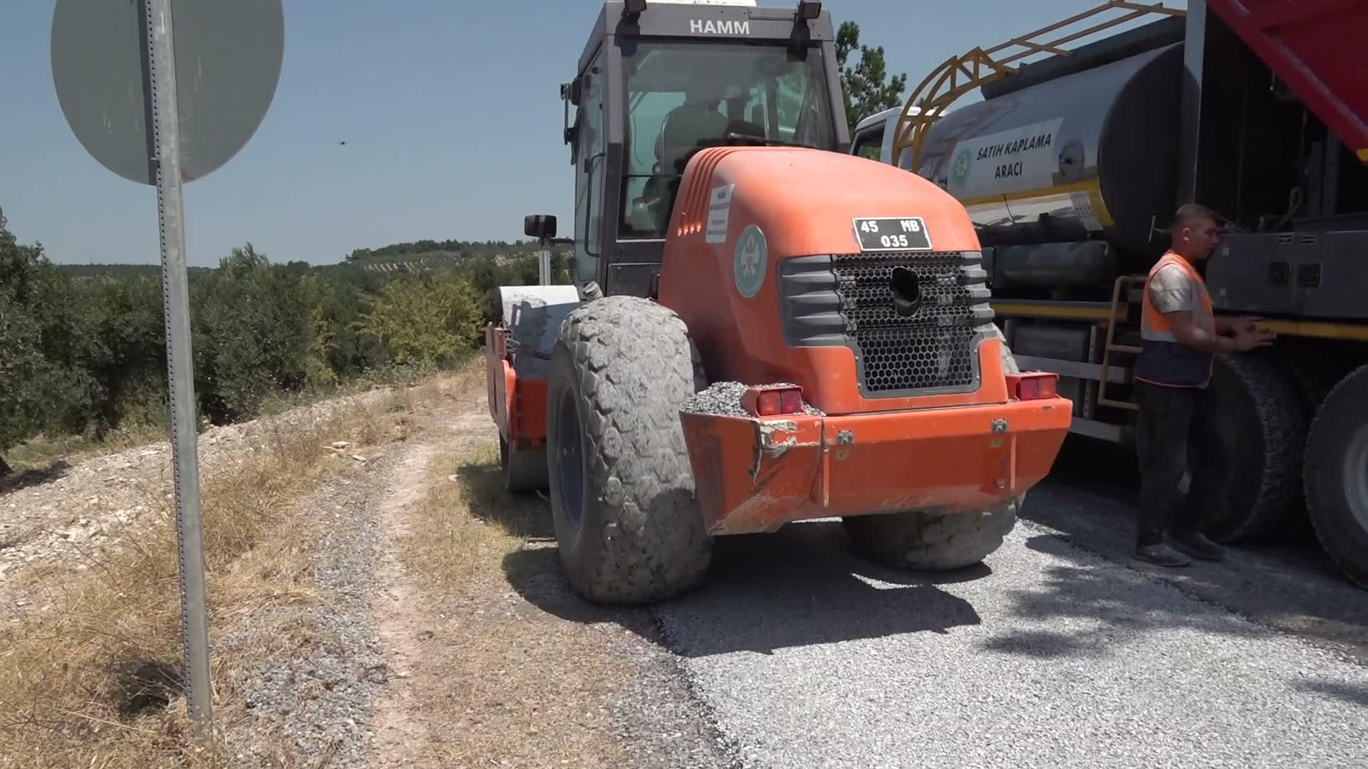 Soma’nın mahalle yollarında asfalt çalışmaları devam ediyor