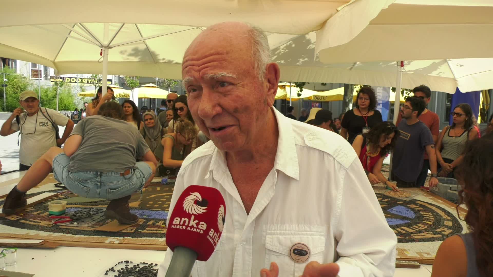 İstanbullular Müze Gazhane’de şehrin “Nazar Kuşu”nun taşlarını döşedi...Ressam Mustafa Pilevneli: 2-3 aylık bir bebek bile bu taşa elini değdirdi