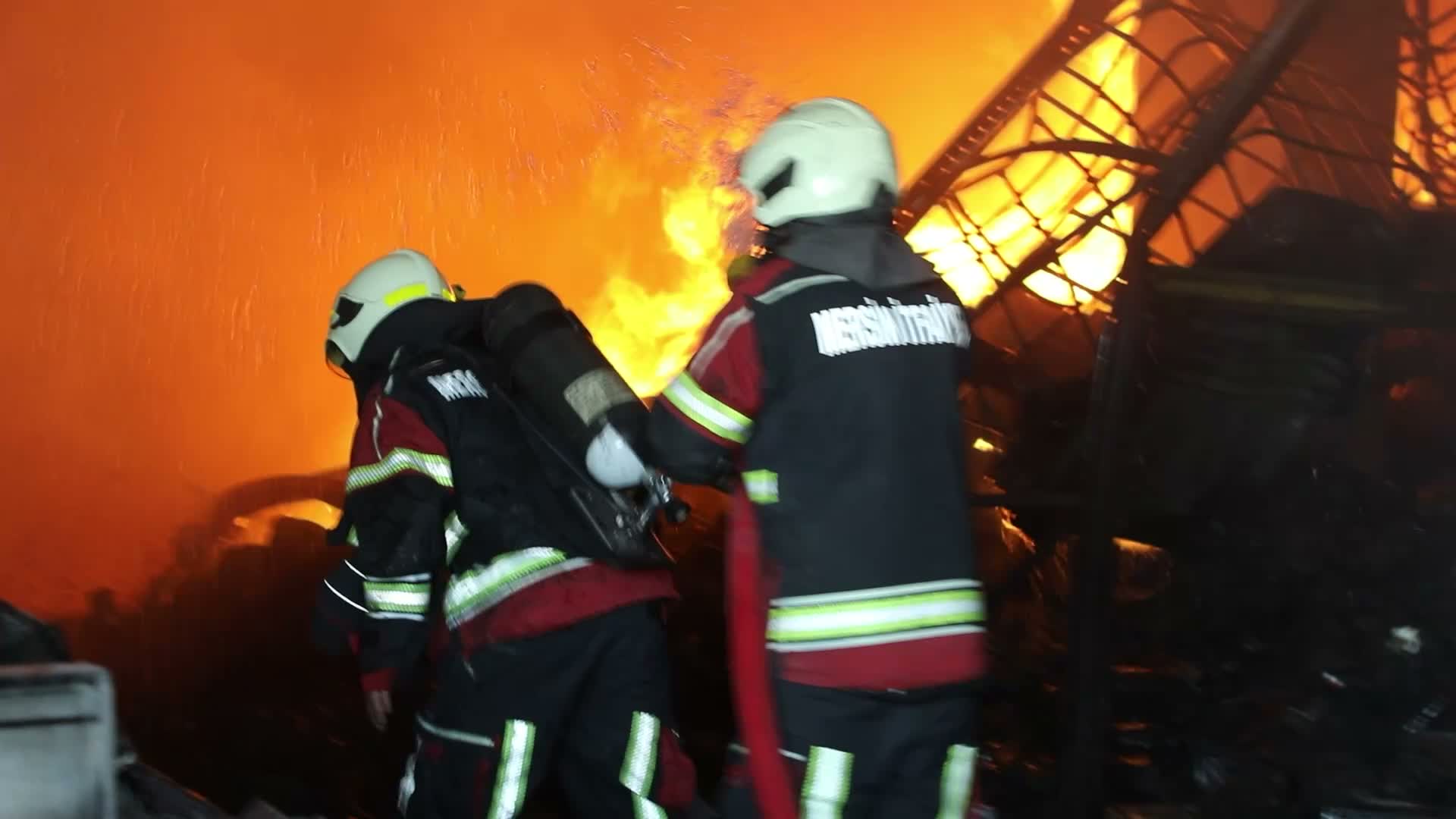 Mersin İtfaiyesi, kimyasal madde tesisindeki yangını kontrol altına aldı