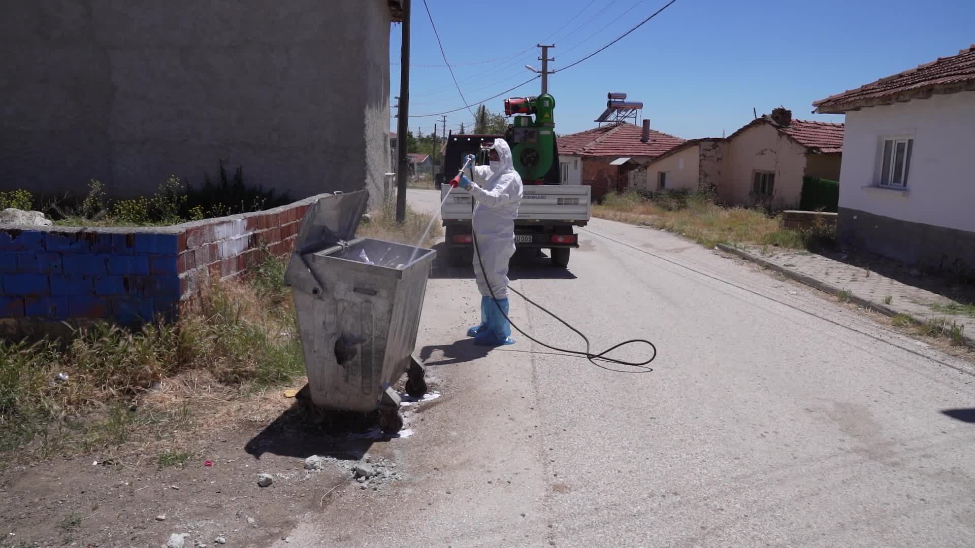 Tepebaşı Belediyesi, kent genelinde ilaçlama çalışmalarını sürdürüyor