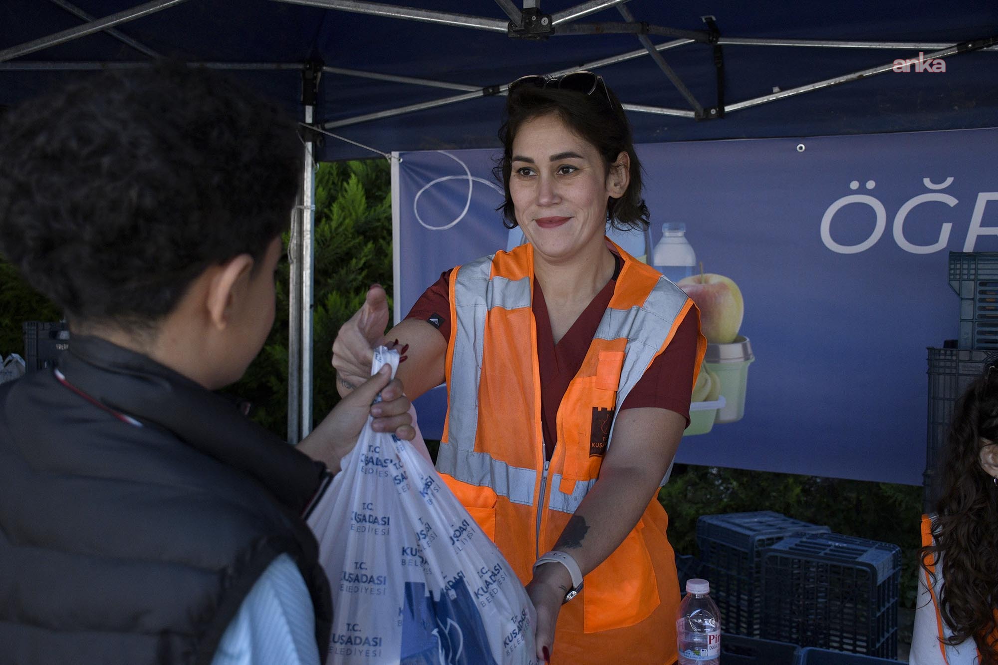 Kuşadası Belediyesi’nden bin 400 çocuğa haftalık beslenme paketi desteği