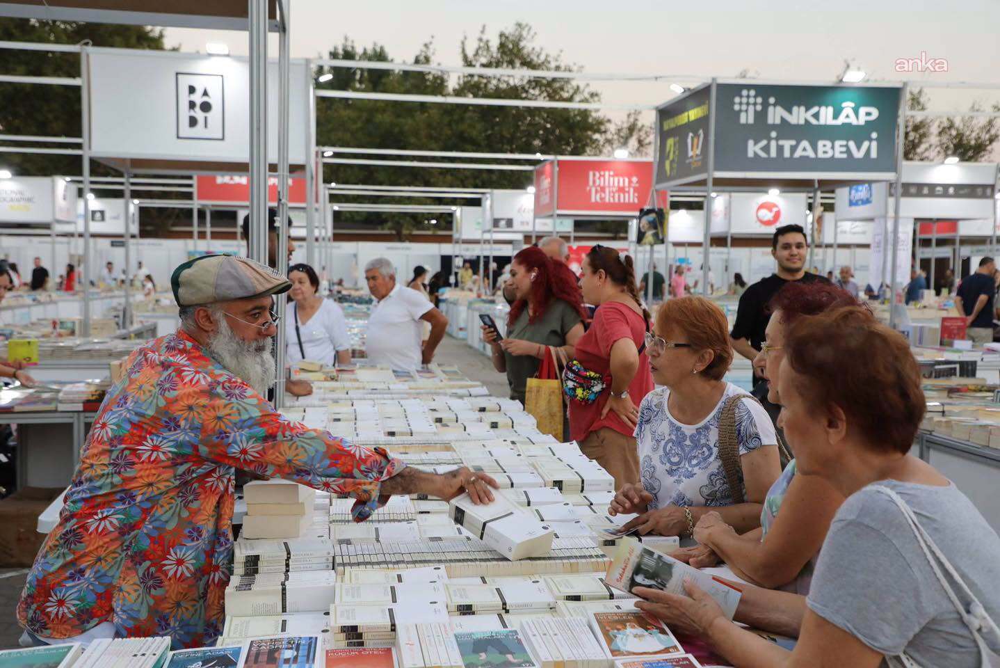 Edremit Kitap Fuarı’nda demokrasi, tarih, edebiyat ve tiyatro aynı sahneye taşındı