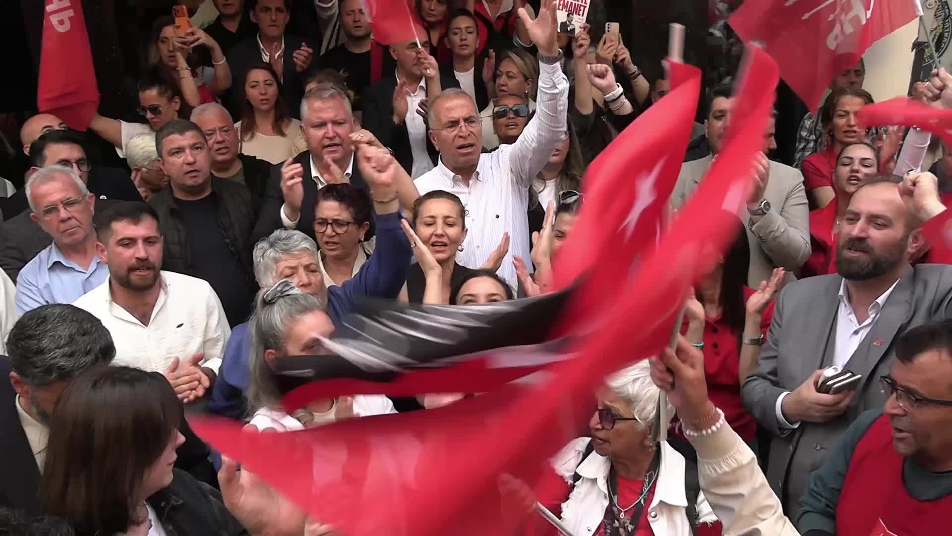 CHP Genel Merkezi'ne polis müdahalesi İzmir’de protesto edildi: Tebligatları yırtıp atıyoruz