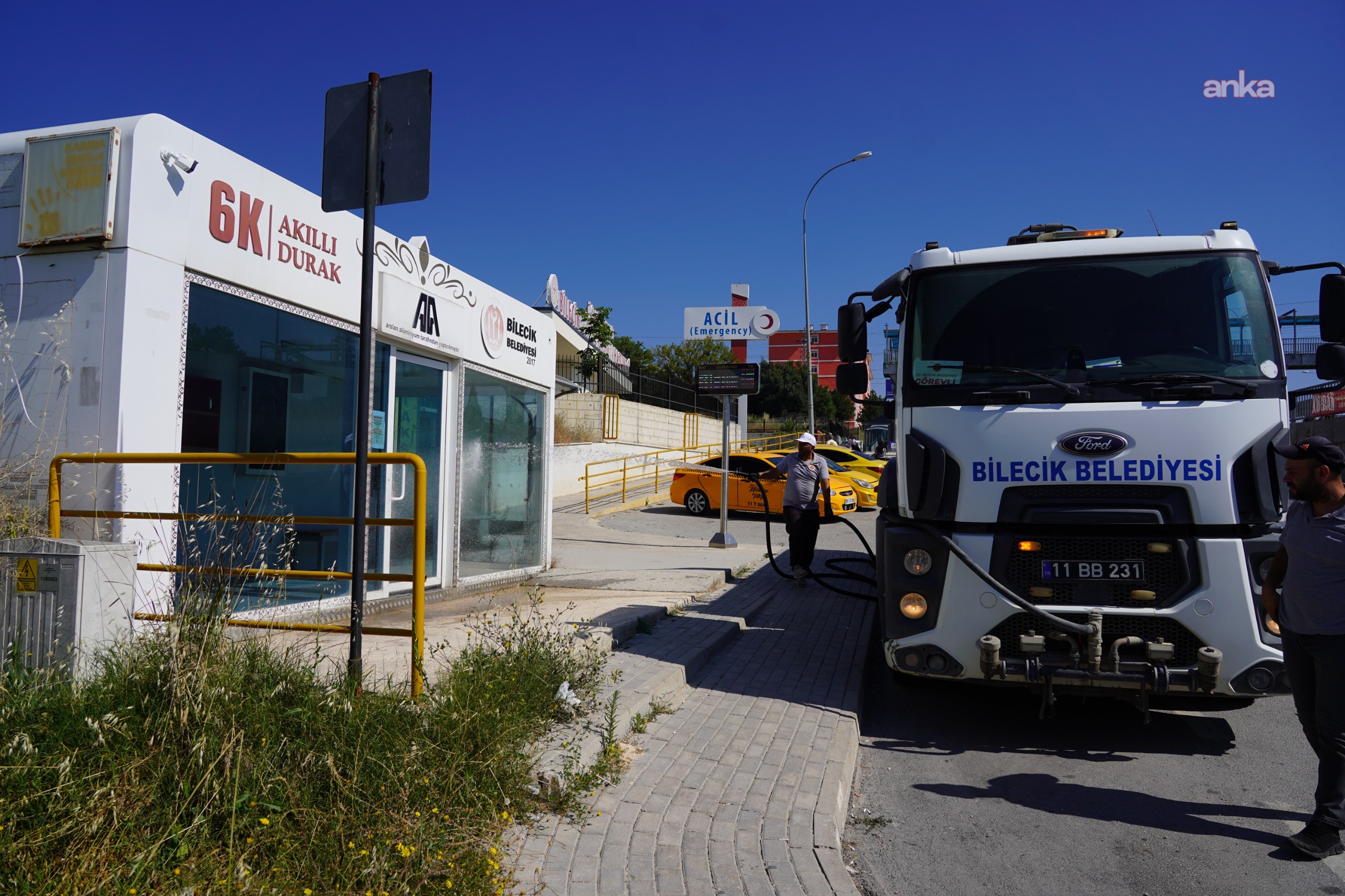 Bilecik Belediyesi'nden duraklarda temizlik ve yıkama çalışması