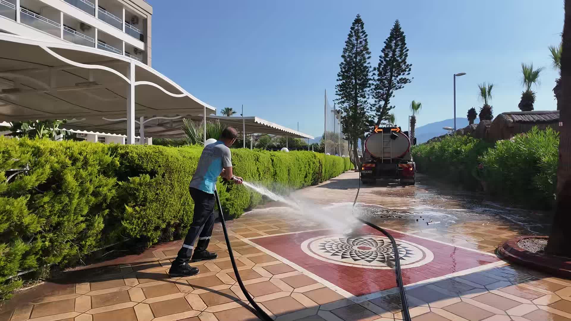 Marmaris Belediyesi Temizlik İşleri Müdürlüğü'nden yaz mesaisi
