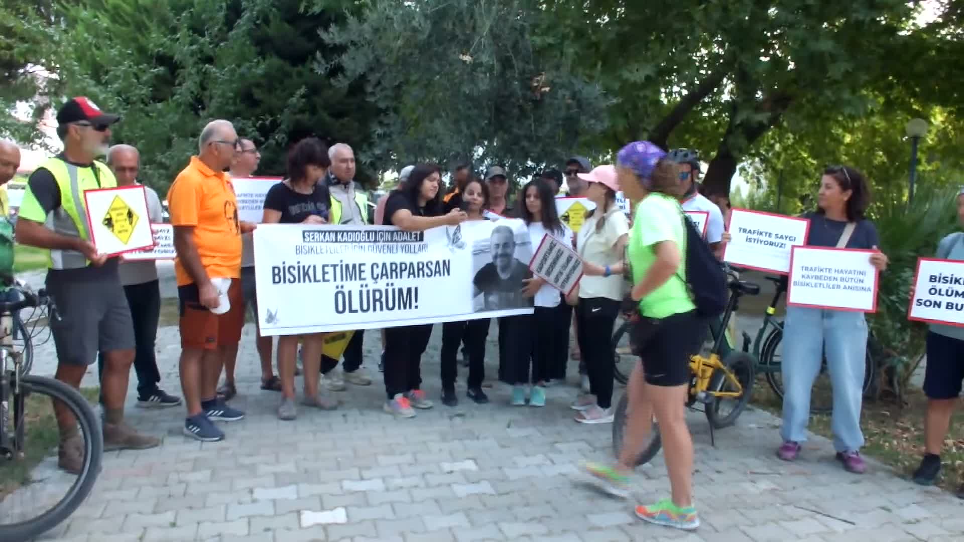 Burhaniye'de "Serkan Kadıoğlu için adalet, bisikletliler için güvenli yollar" eylemi
