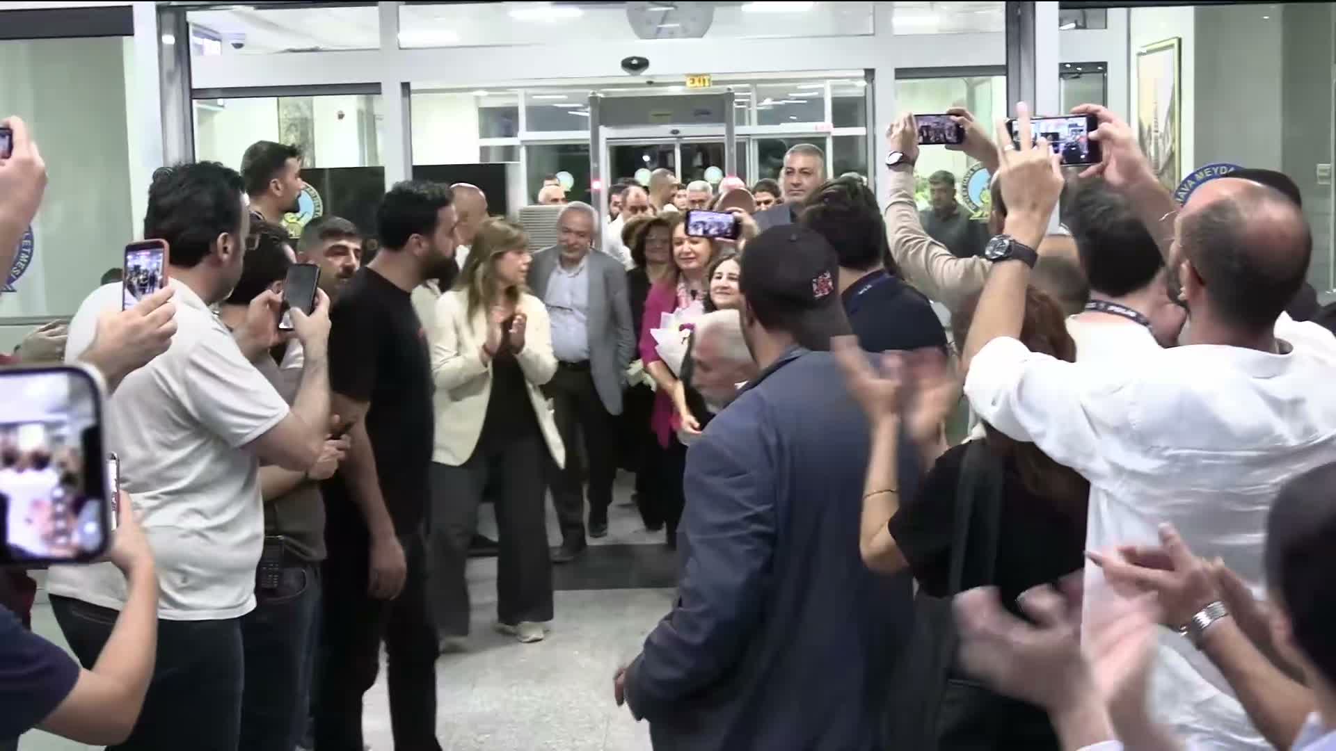 Diyarbakır’da çiçeklerle karşılanan Selçuk Mızraklı: Artık bu toprağa barışı ekelim, onun rahmetini sevgiyle besleyelim
