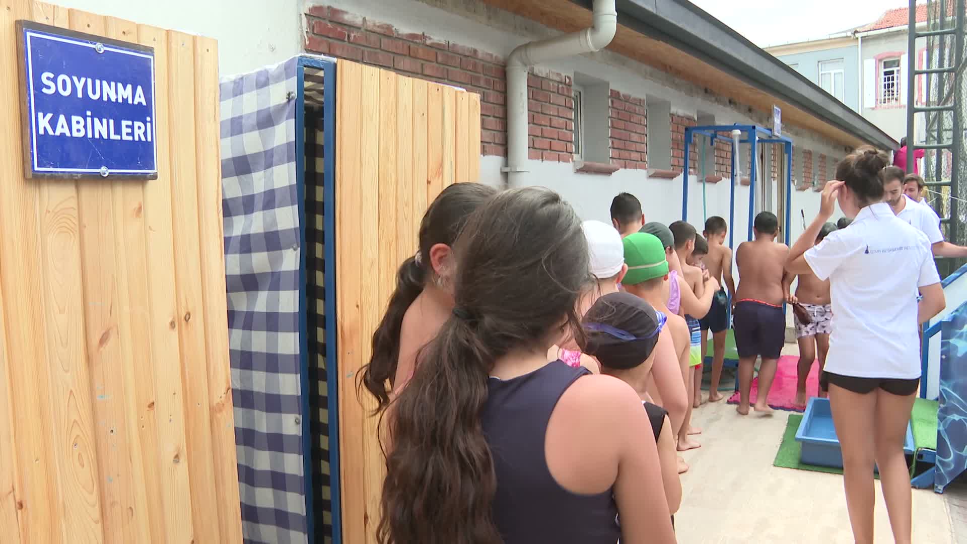İzmir Büyükşehir Belediyesi'nden çocuklara "portatif havuz" hizmeti
