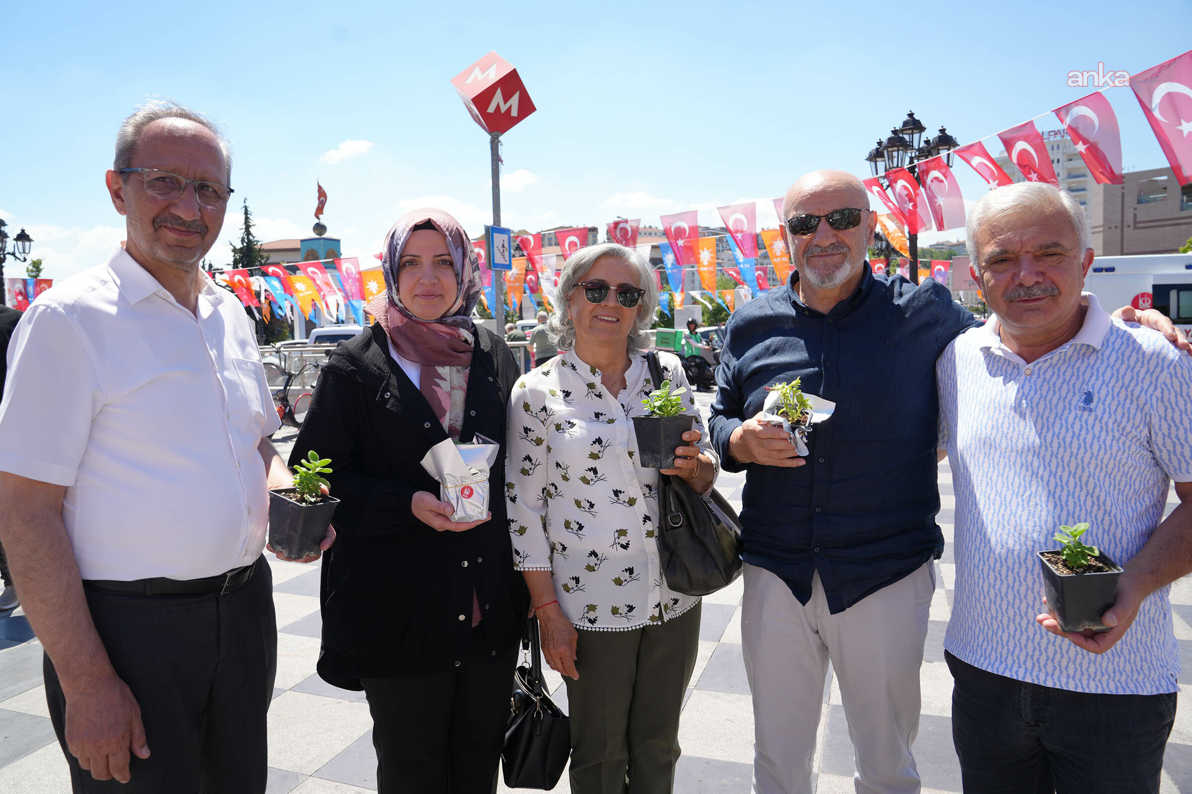 Keçiören'de uyuşturucuyla mücadele günü kapsamında fidan ve fide dağıtıldı