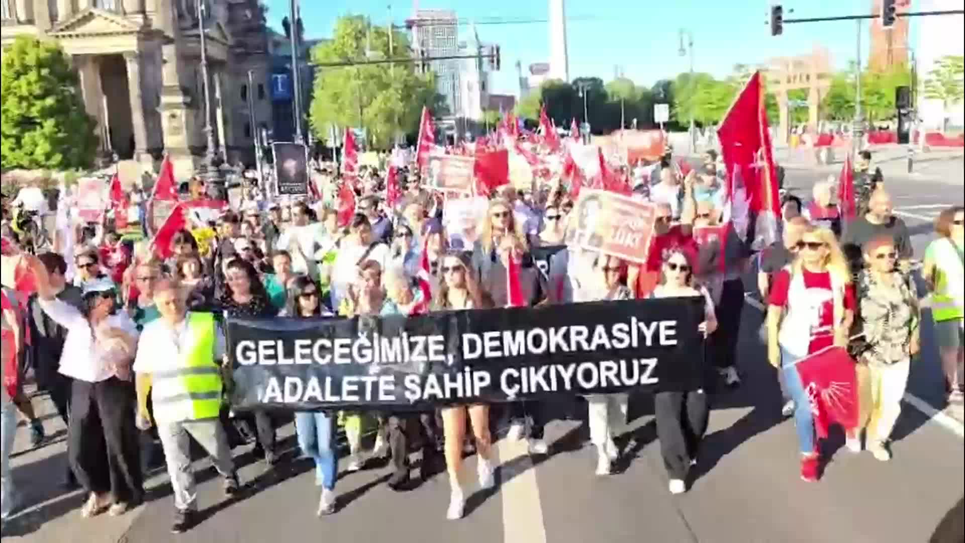 Berlin’de mutlak butlan kararı ve CHP Genel Merkezi’ne yapılan polis müdahalesine protesto