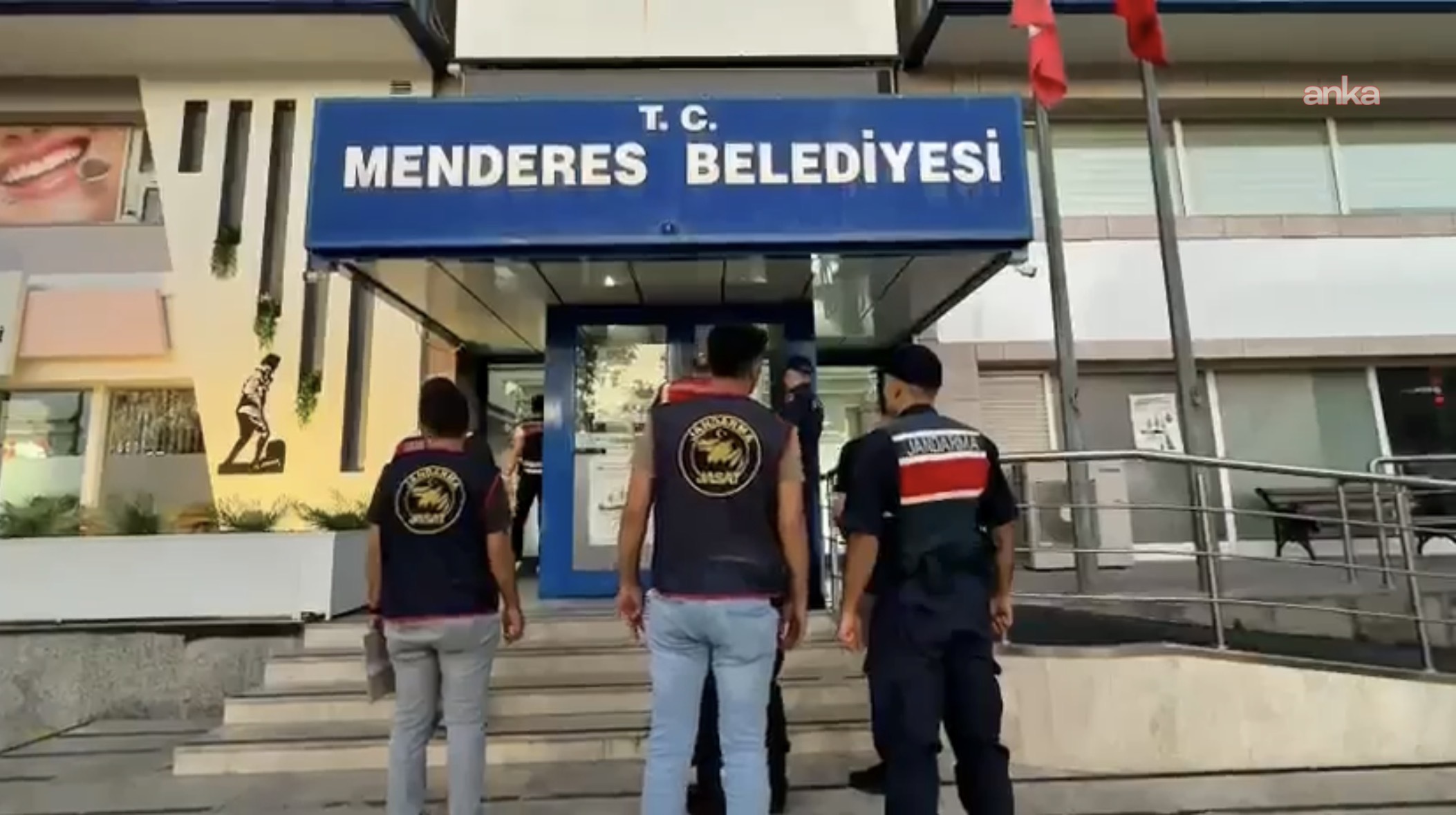 Menderes Belediyesi'ne operasyon... Belediye Başkanı İlkay Çiçek dahil 10 şüpheli tutuklandı