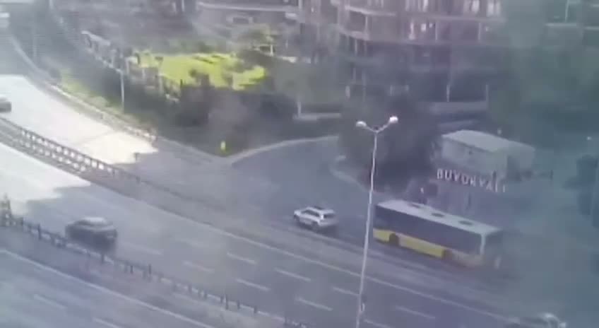 Zeytinburnu'nda otobüs kazası: Bir yolcu öldü, 2'si ağır 17 kişi yaralandı