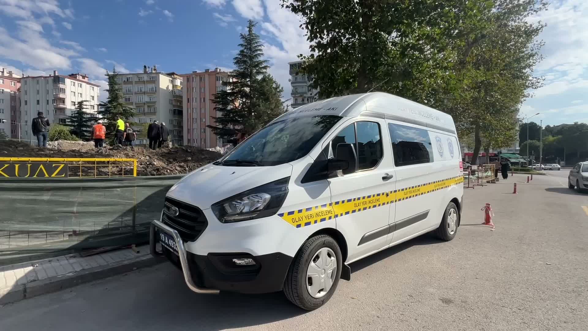 Çorum’da okul binasının yıkımı sırasında toprak altında insan kemikleri bulundu