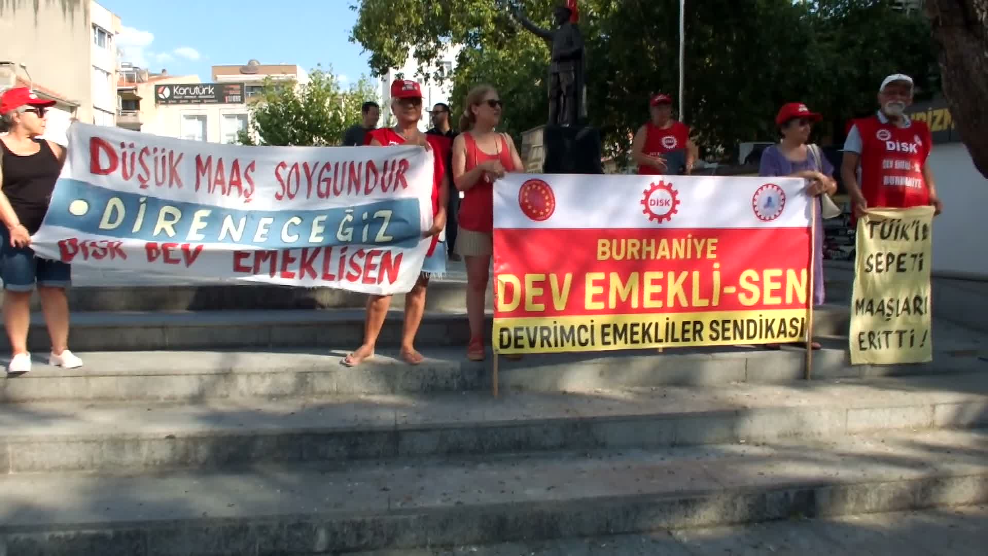 Burhaniye'de  "Emekli insanca yaşam istiyor" eylemi